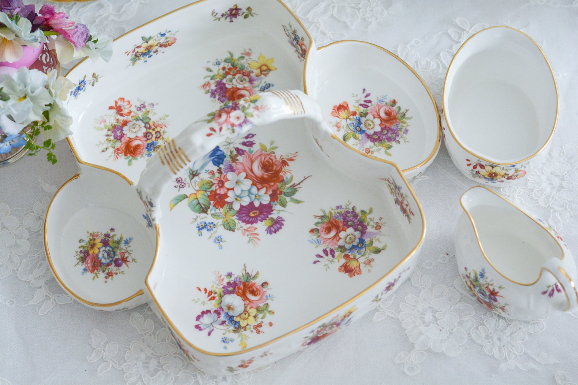 ハマースレイのハワードスプレイシリーズのストロベリーバスケット。ストロベリーバスケットは、イチゴを入れるバスケットでシュガー入れとクリーマーがついています。生産量が少なく、とても人気があるアイテムの一つ。こちらは老舗高級食器店のT.GOODEの特注品です。人気のハワードスプレイの華やかなストロベリーバスケットは、イチゴはもちろん、スコーンや焼き菓子などを乗せても素敵ですね。