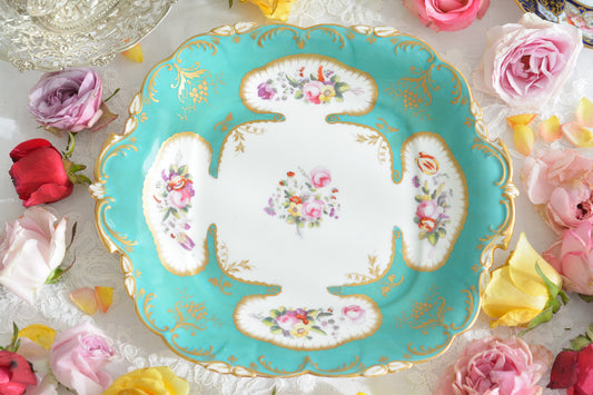 ターコイズブルーカラーが美しい、コールポートのアデレードシェイプのB&Bプレートです。ターコイズブルーカラーのアデレードシェイプのお品はとても珍しいです。ロココリバイバルの優雅なデザインが美しい作品です。B&Bとはブレッド&バターのことで、パンをもりつけたり、焼き菓子やフルーツなど様々な用途にお使いいただけます。テーブルがパッと華やかになるプレートです。