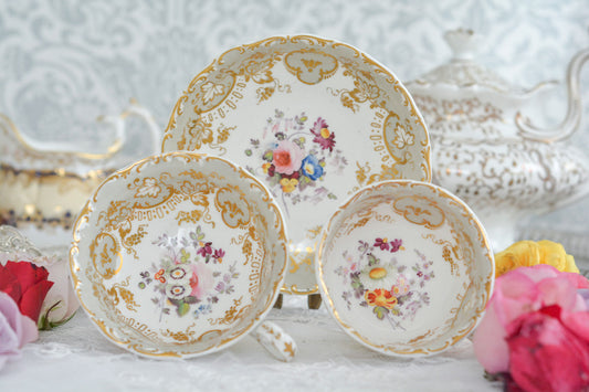 コールポートのグレーカラーに可憐なブーケが丁寧に描かれた、大変美しいトゥルートリオです。ブーケの花々は写実的で繊細、装飾模様もとても美しい作品。ロココリバイバルが流行した1840年代に作られた芸術作品のようなトゥルートリオです。貴族の優雅なティータイムが目に浮かびますね。トゥルートリオは、ティーカップ、コーヒーカップ、ソーサーのセットで、紅茶とコーヒーどちらもお楽しみいただけるセットです。