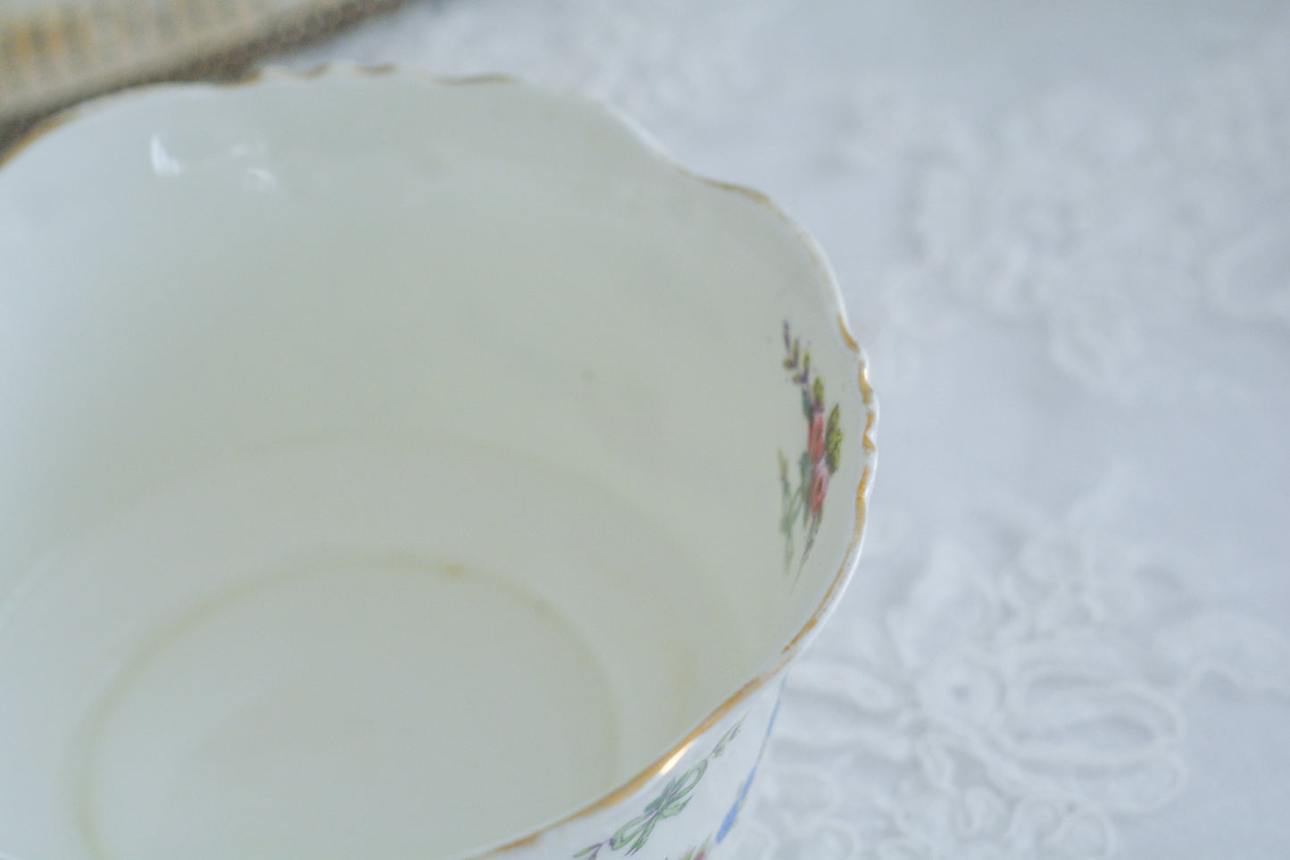 コリンウッドのリボンにバラのガーランドがとっても可愛らしいティートリオ、ミルクジャグ、スロップボウル、デザートプレートがやってきました!ハンドペイントで色つけされたバラやリボンを眺めているだけで気持ちが上向きになる可愛らしさです。ぜひ春のティータイムに。プルダウンから、単品ご選択頂けます