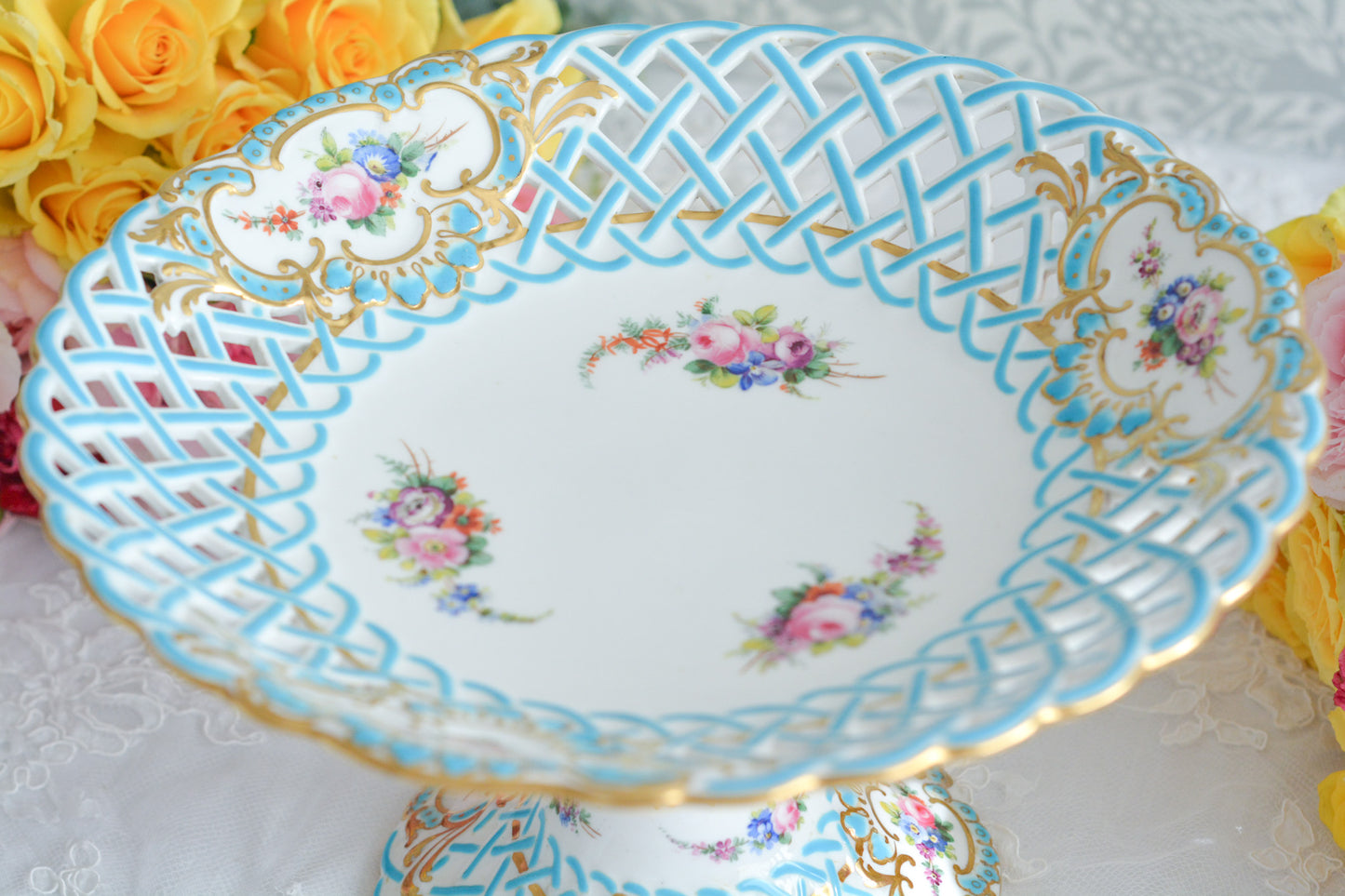 ミントンの人気の8800番。たいへん手に入りにくいお品ですが、その中でもたいへん貴重なコンポートです。ミントンブルーの格子模様に手描きの花々がキラキラと宝石のように輝きます。言葉では言い表せない美しさがこのコンポートにはあります。後世に継いでいきたい宝物です。