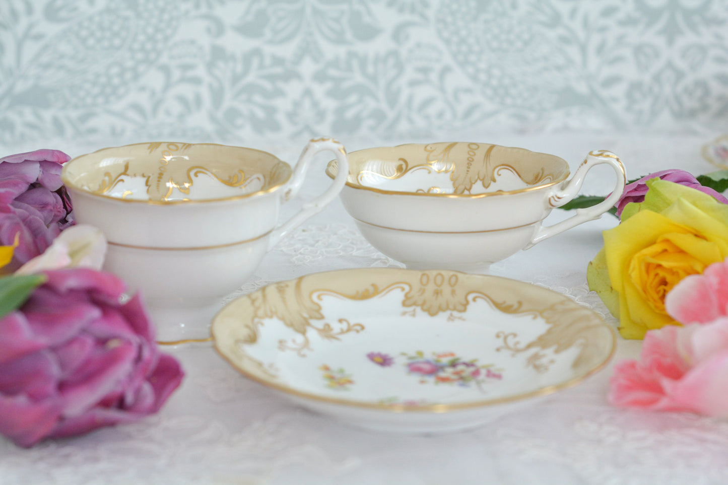 リッジウェイの優雅なトゥルートリオです。ハンドルがとても可愛らしく、ハンドペイントで描かれたお花達も生き生きと描かれています。トゥルートリオは、ティーカップ、コーヒーカップ、ソーサーのセットでヴィクトリア時代の初期頃まではトリオといえばこちらが主流でした。今ではとても貴重になっています。紅茶もコーヒーも楽しめるのがいいですね。