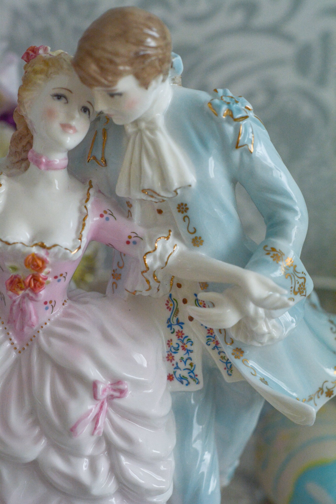 ロイヤルウースターの「AGE OF CORTSHIP」シリーズの「The Flirtation」というフィギュリンです。「The Flirtation」「The Tryst」「The Betrothal」「The Proposal」があり、シリーズ名の通り、男女ペアのフィギュリンで構成されています。 寄り添ってダンスしているようにも見えます。 そしてパステルカラーの衣装の雰囲気やお顔の表情も柔らかく、初々しい様子も伝わってきます。2500体しか製造されていない大変貴重なフィギュリンです。