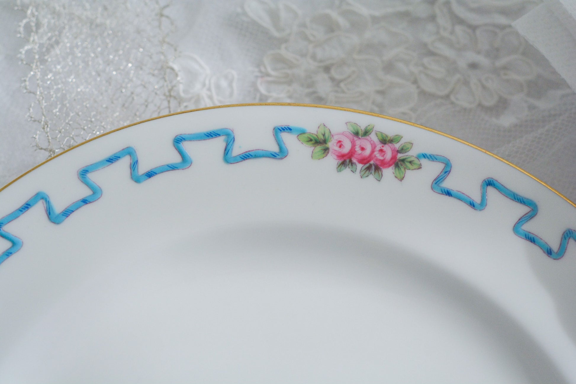 ミントンブルーのリボンに可憐な薔薇の模様が可愛らしいティーセット。カップ&ソーサー、サイドプレート、ランチョンプレート、ディナープレートのお得なセットで、どのシーンにも対応できるセットです。お茶やお食事などこのセットでお楽しみください。大きなプレートはサービングプレートとしても活躍します