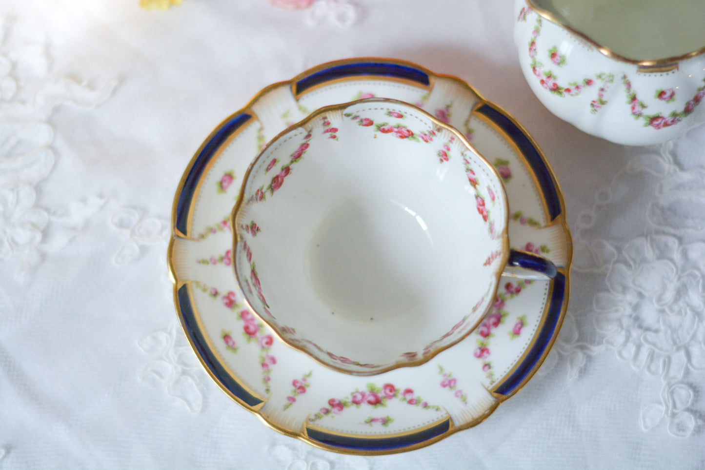 クレッセントのティーセット。薔薇のガーランドが大変可愛らしいお品です。Rose Antiquesはコールポートをはじめ英国のアンティーク食器をご紹介しています。