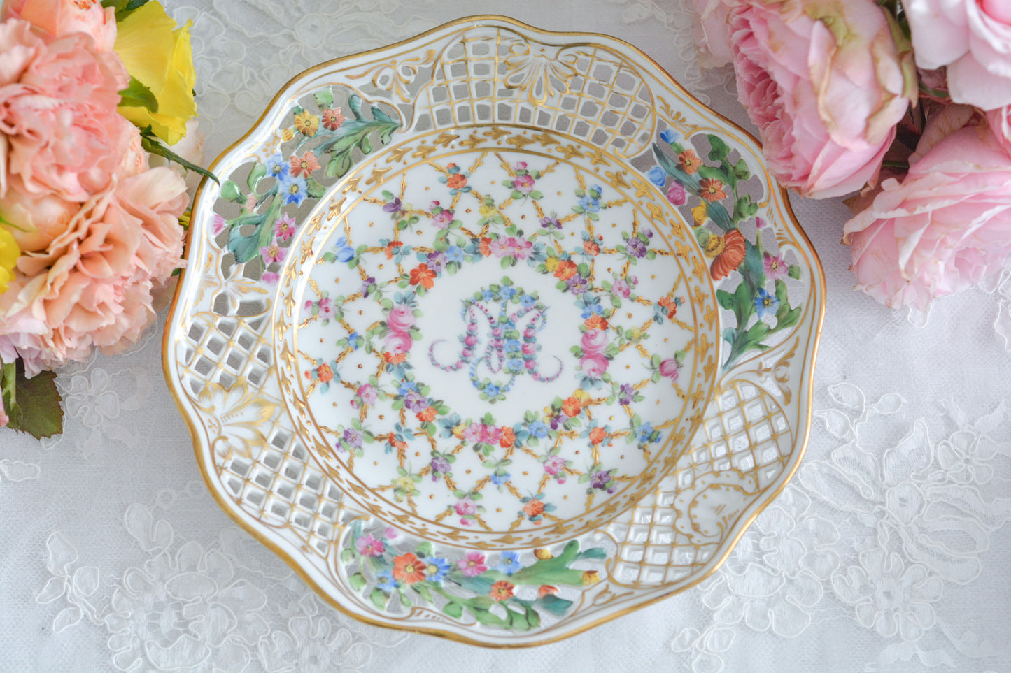 オーストリアの「国の母」とたたえられたハプスブルグ家の女帝「マリア・テレジア」。のちにフランス国王ルイ16世に嫁いだマリー・アントワネットの母でもあります。その名前にふさわしく、また、ウィーンの煌びやかな芸術や宮殿を思わせるような華やかで美しい世界観のプレートです。カール・ティーメの素晴らしいハンドペイントの絵付けをお楽しみください。