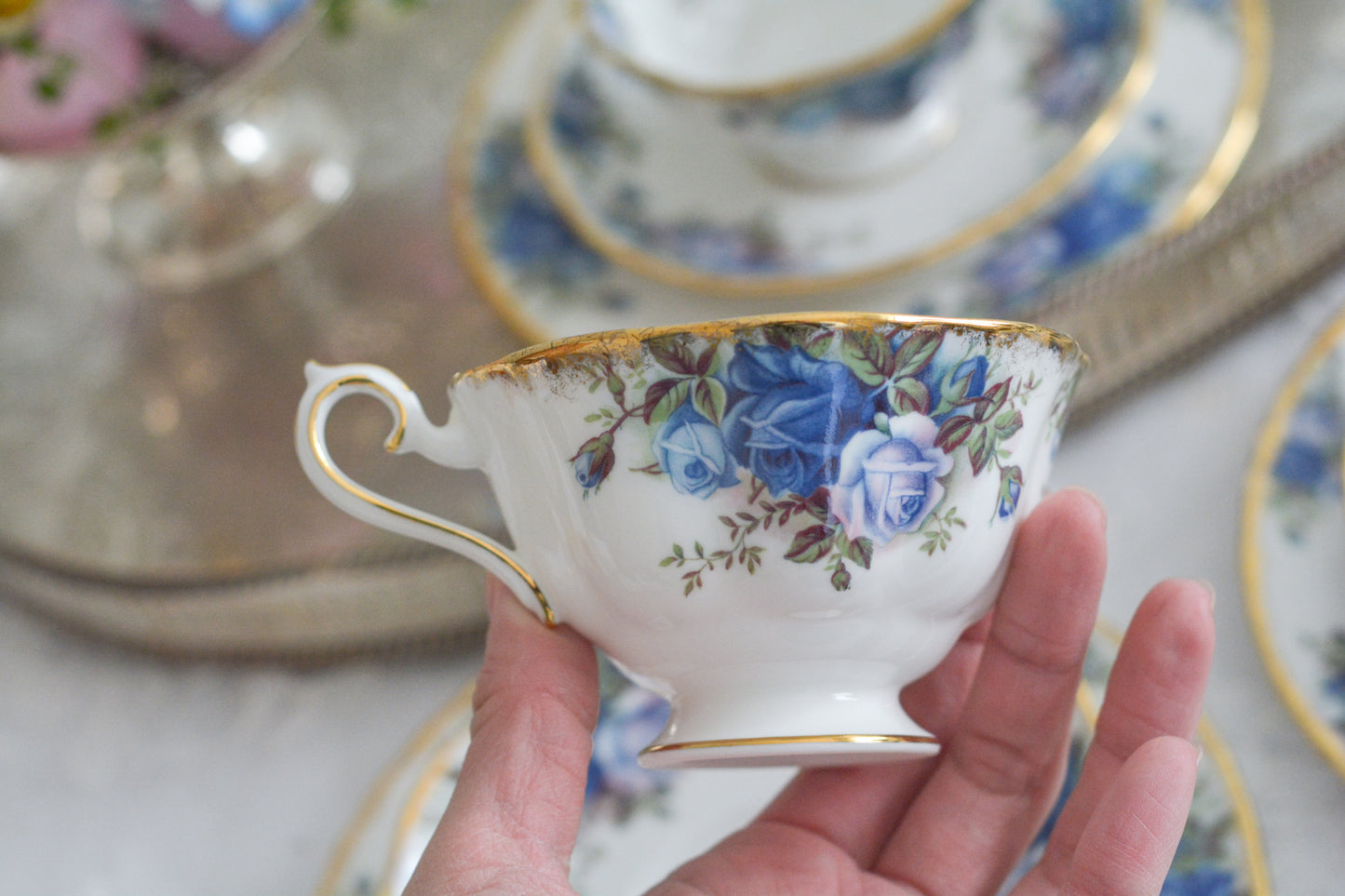 ブルーのバラが美しい、ロイヤルアルバートのムーンライトシリーズのティートリオです。オールドカントリーローズのブルーバージョンで、世界的に人気のあるシリーズです。英国湖水地方の庭園をイメージしたと言われる、美しい色合いがとても美しくティータイムを彩ります。こちらは全部で3点ございます。