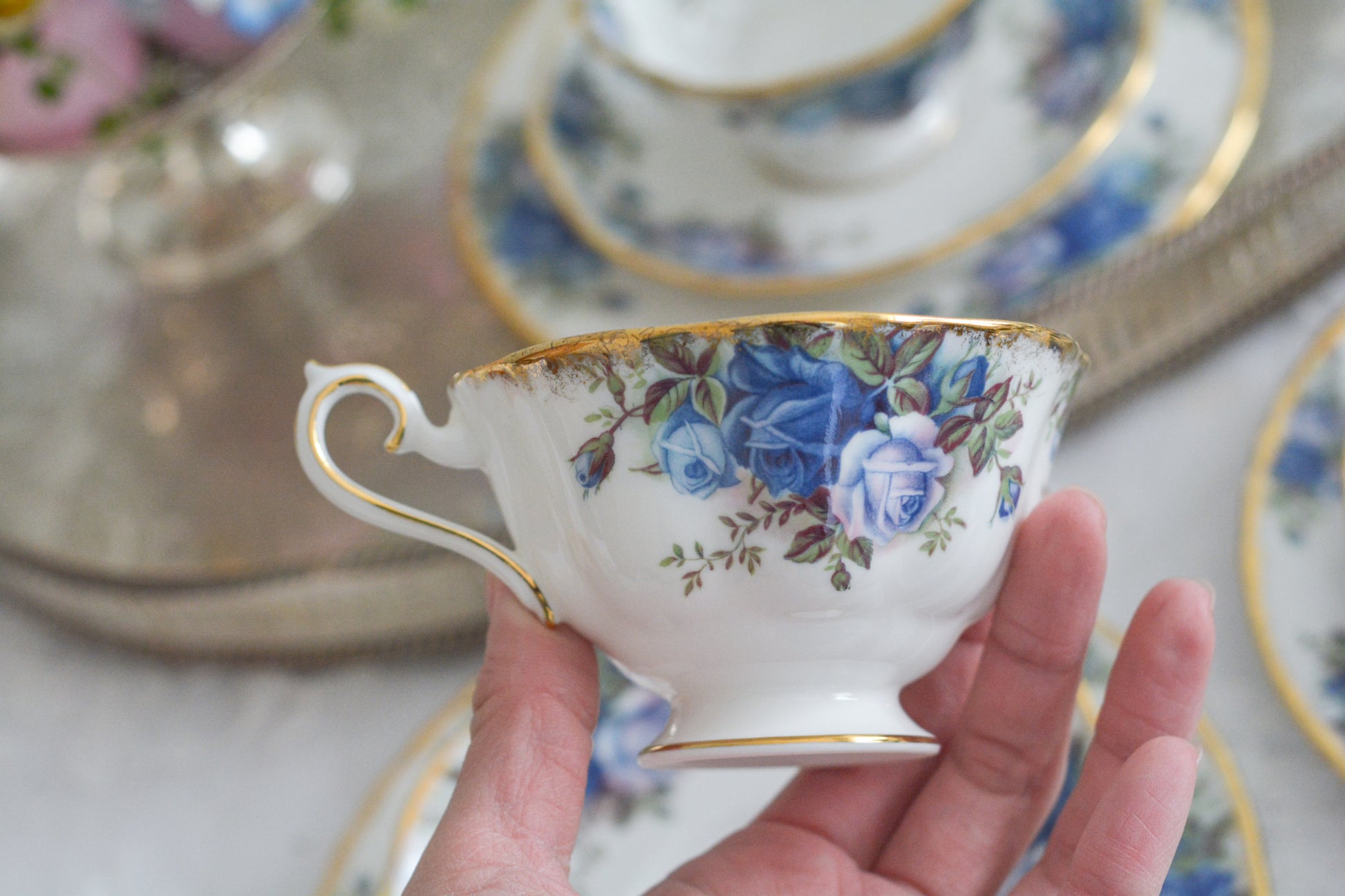 ブルーのバラが美しい、ロイヤルアルバートのムーンライトシリーズのティートリオです。オールドカントリーローズのブルーバージョンで、世界的に人気のあるシリーズです。英国湖水地方の庭園をイメージしたと言われる、美しい色合いがとても美しくティータイムを彩ります。こちらは全部で3点ございます。