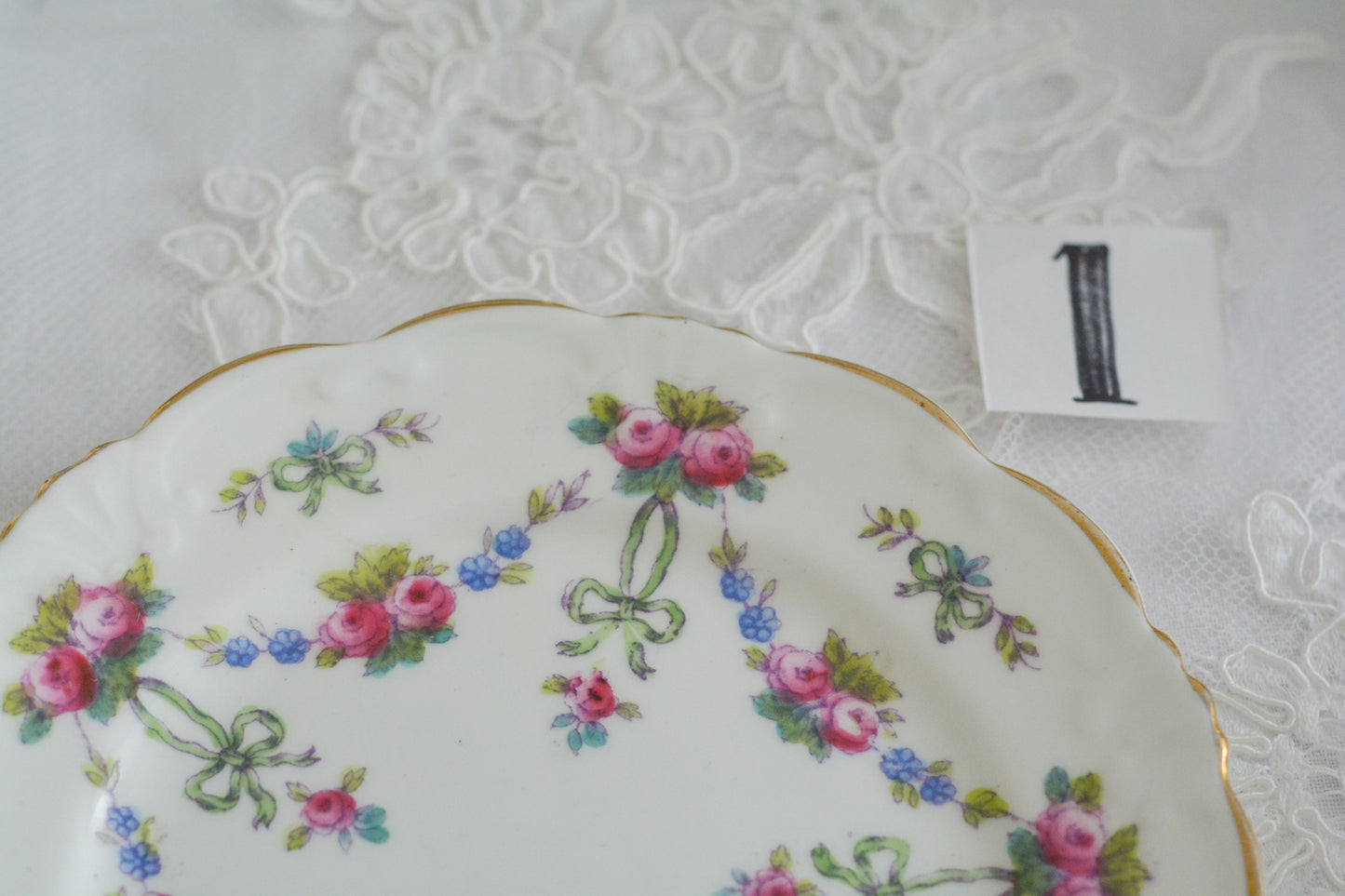 コリンウッドのリボンにバラのガーランドがとっても可愛らしいティートリオ、ミルクジャグ、スロップボウル、デザートプレートがやってきました!ハンドペイントで色つけされたバラやリボンを眺めているだけで気持ちが上向きになる可愛らしさです。ぜひ春のティータイムに。プルダウンから、単品ご選択頂けます