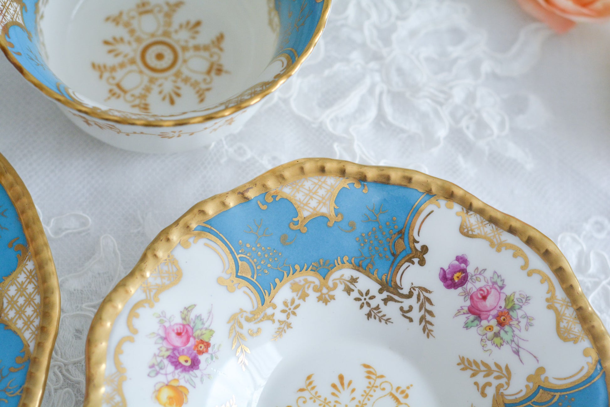 英国アンティーク、コールポートの代表作馬ットウィングシリーズの幻のカラーと言われるターコイズブルーのティートリオ。キラキラと宝石のように輝く美しいカップです。