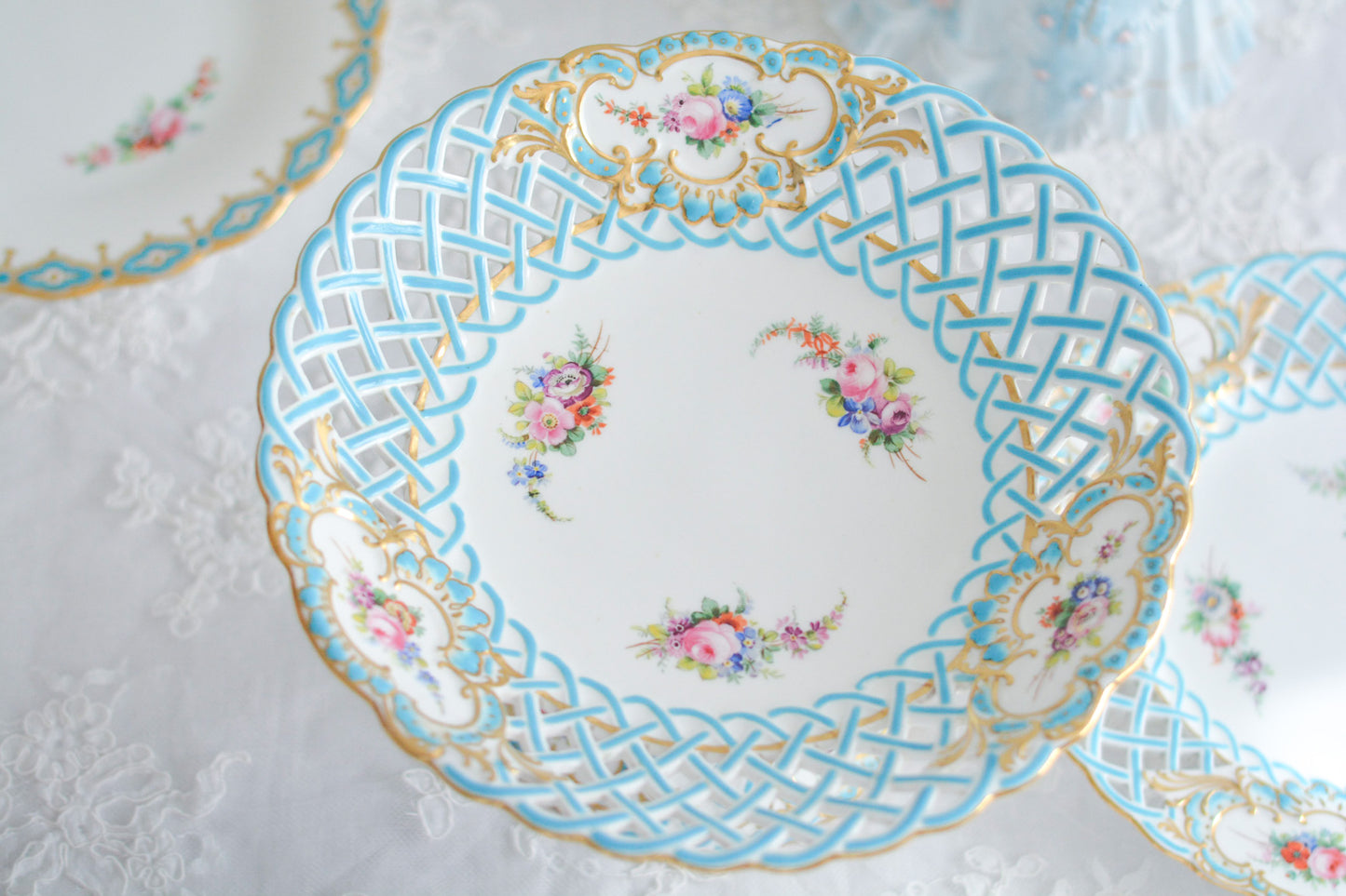 ミントンの人気の8800番。たいへん手に入りにくいお品ですが、その中でもたいへん貴重なコンポートです。ミントンブルーの格子模様に手描きの花々がキラキラと宝石のように輝きます。言葉では言い表せない美しさがこのコンポートにはあります。後世に継いでいきたい宝物です。