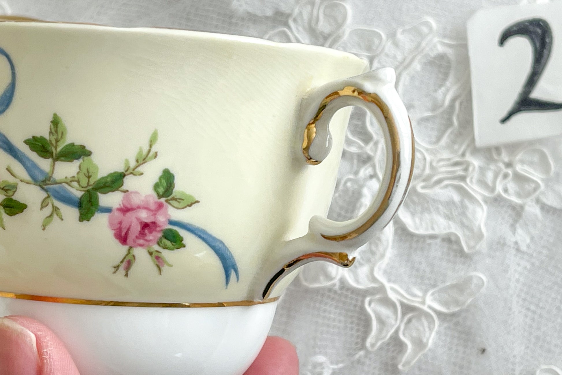 コルクラフ(Colclough)の可愛らしいティートリオ。コルクラフは1890年にハーバード・ジョセフ・コルクラフ氏が創業したメーカで、1940年代頃まで続いていました。コルクラフの中でもこのリボンの絵柄は人気で入手困難なお品です。クリーム色にブルーリボンと小さなバラの模様がとっても可愛らしいデザインです。パステルカラーがイースターや春のティータイムにもぴったりですね!