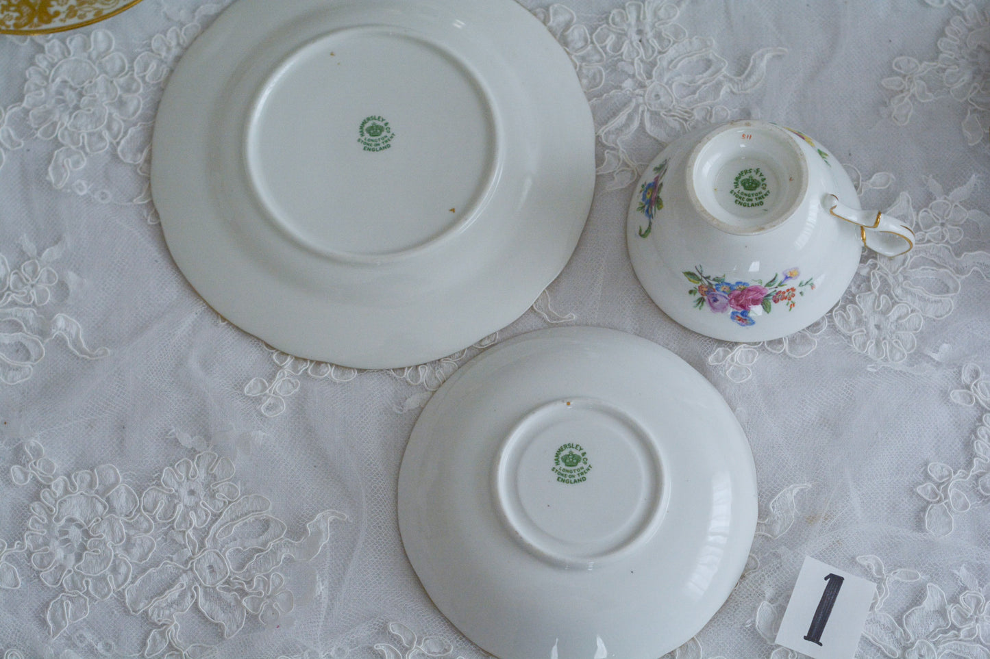 ハマースレイの豪華なティートリオとB&Bプレート。金彩の華やかな模様にブーケ柄のプリントが映えます。ハマースレイらしい優美なシェイプで、ティータイムに花を添えてくれるデザインです。それぞれ状態が異なりますので、プルダウンよりお選びください。ティートリオの④〜⑥はカップにヒビがあり、水漏れするため観賞用としてお勧めします。プレートはそれぞれお使いいただけます。