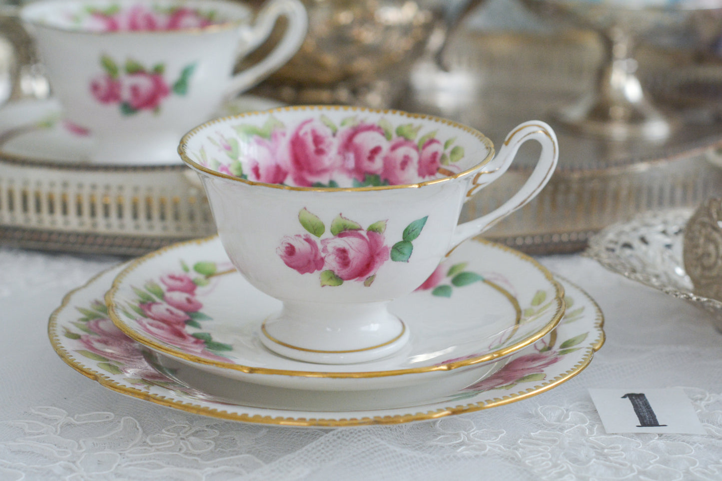 シェリーの美しいティートリオがやってきました。ハンドペイントで描かれたバラが大変華やかです。やはりハンドペイントは立体感があり美しいなと思います。ハンドルも凝った作りで細部まで美しい。春のティータイムのテーブルコーディネートに花を添えてくれますよ。イースターのコーディネートにもぜひ。