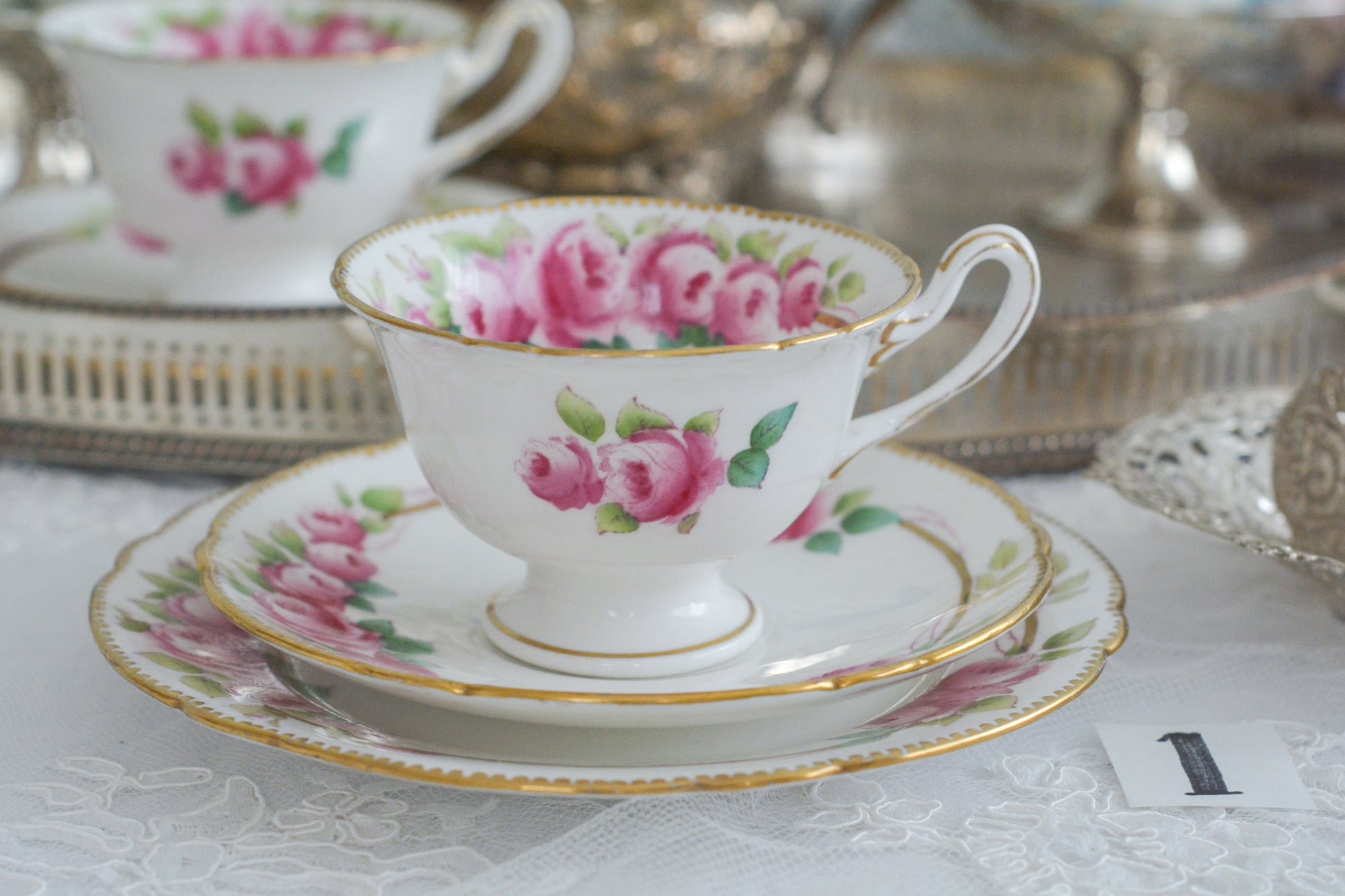 シェリーの美しいティートリオがやってきました。ハンドペイントで描かれたバラが大変華やかです。やはりハンドペイントは立体感があり美しいなと思います。ハンドルも凝った作りで細部まで美しい。春のティータイムのテーブルコーディネートに花を添えてくれますよ。イースターのコーディネートにもぜひ。