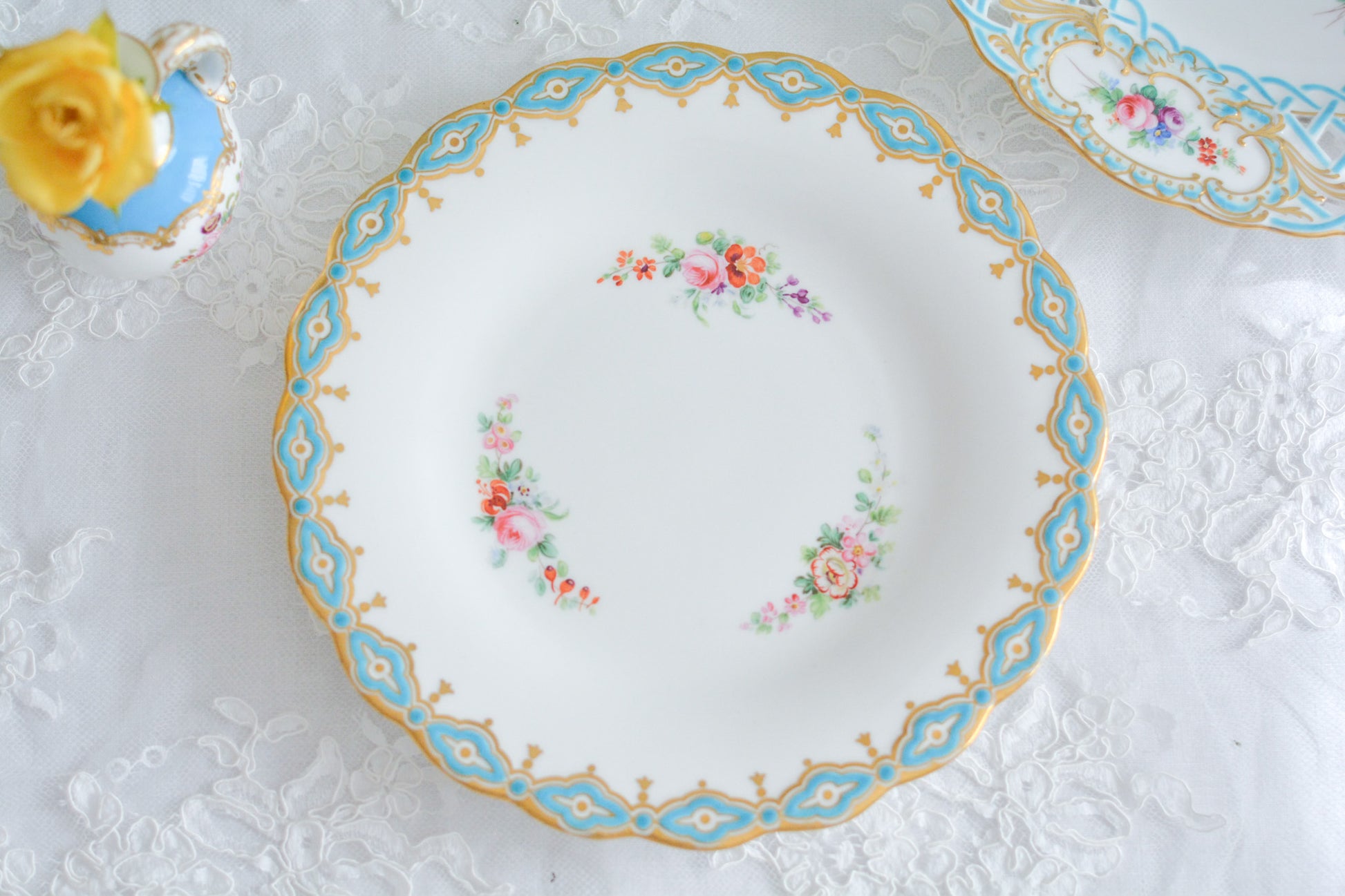 ミントンブルーが際立つ花々が美しいプレート。ハンドペイントで丁寧に描かれた花々が大変美しいです。縁に描かれたミントンブルーの模様がどんなものを盛り付けても引き立ててくれるデザインです