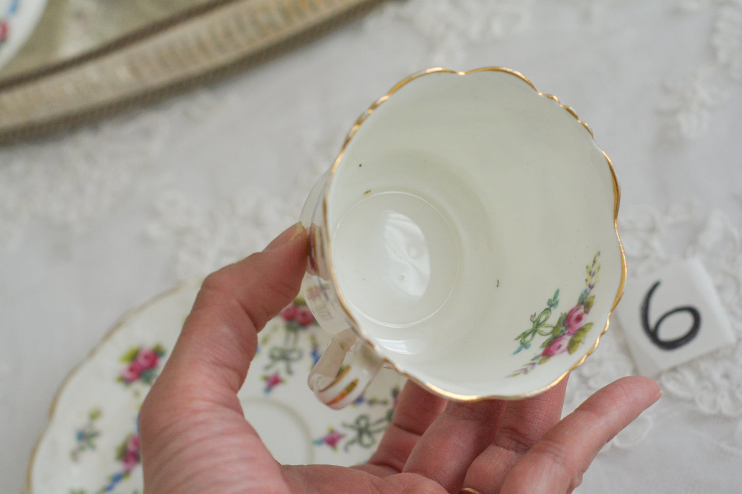 コリンウッドのリボンにバラのガーランドがとっても可愛らしいティートリオ、ミルクジャグ、スロップボウル、デザートプレートがやってきました!ハンドペイントで色つけされたバラやリボンを眺めているだけで気持ちが上向きになる可愛らしさです。ぜひ春のティータイムに。プルダウンから、単品ご選択頂けます