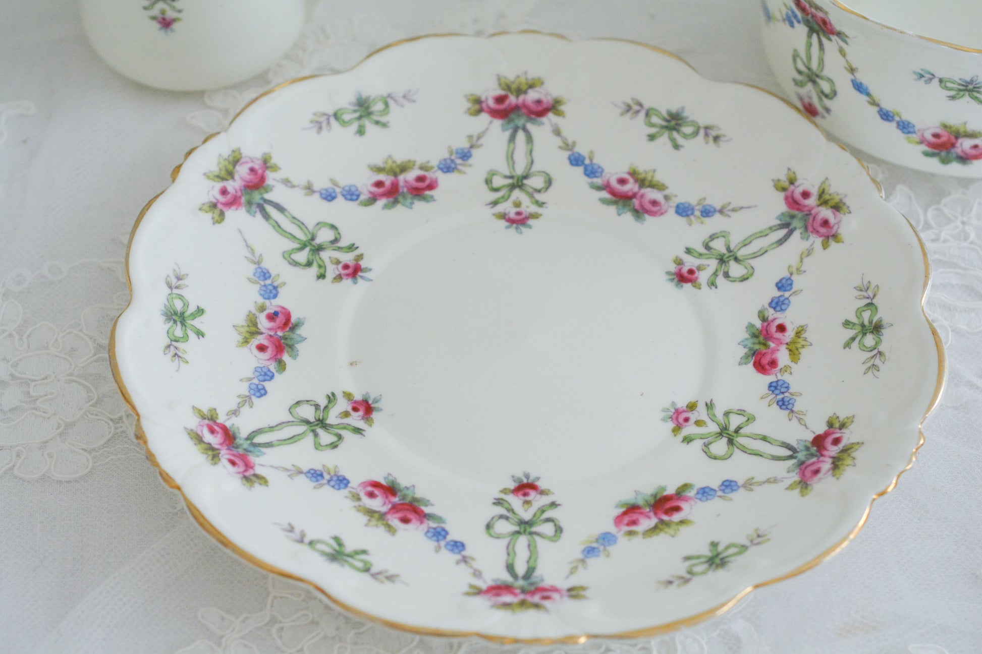 コリンウッドのリボンにバラのガーランドがとっても可愛らしいティートリオ、ミルクジャグ、スロップボウル、デザートプレートがやってきました!ハンドペイントで色つけされたバラやリボンを眺めているだけで気持ちが上向きになる可愛らしさです。ぜひ春のティータイムに。プルダウンから、単品ご選択頂けます