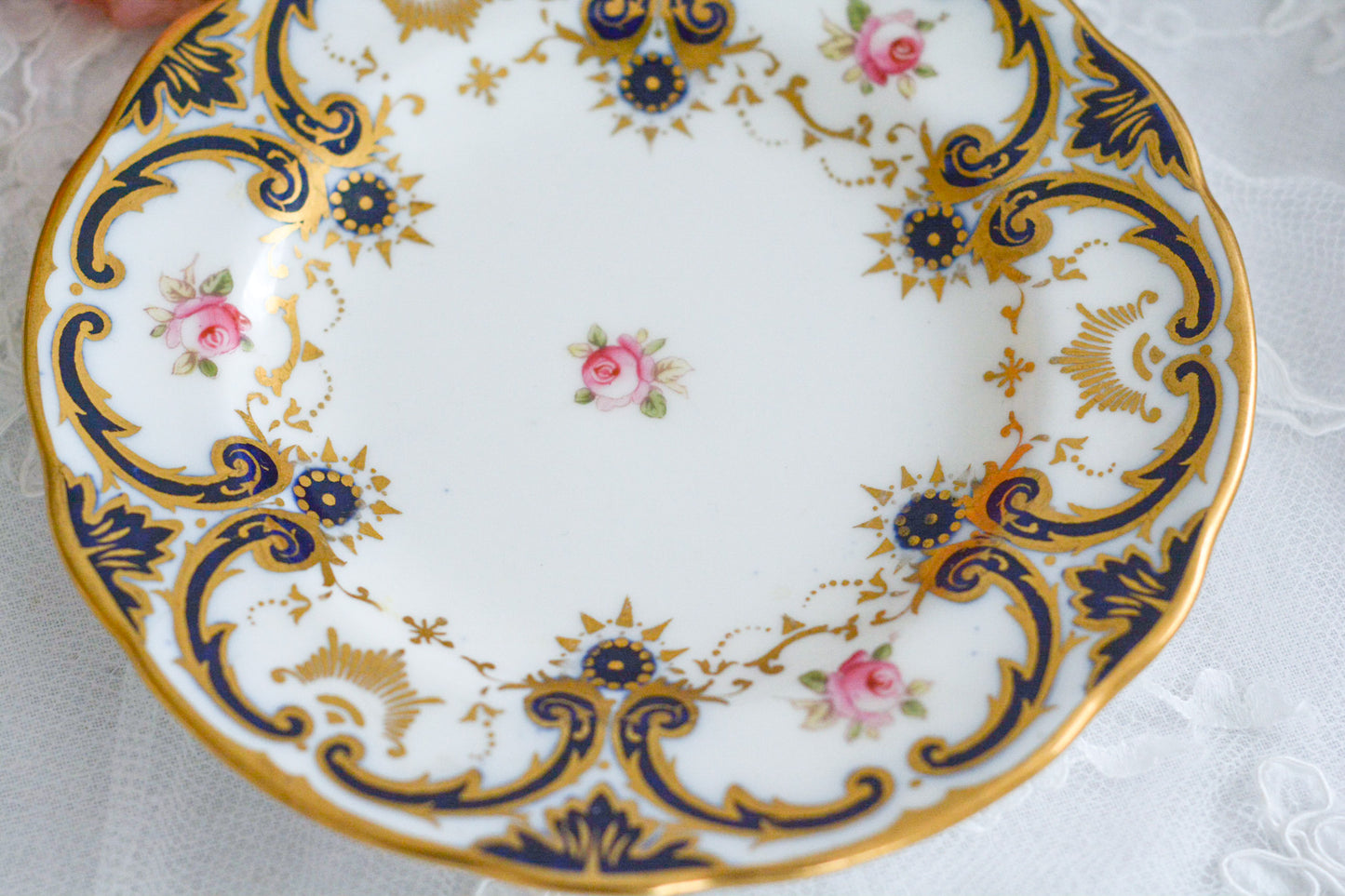 金彩に小さなエナメル画の薔薇の花が上品でコールポートらしい上品な雰囲気のサイドプレートです。100年以上経過したアンティークですがとても良い状態です。お菓子を乗せたりティータイムで活躍してくれるでしょう。またお気に入りのジュエリーやアクセサリーをのせても素敵です。アンティークのある暮らし始めてみませんか?