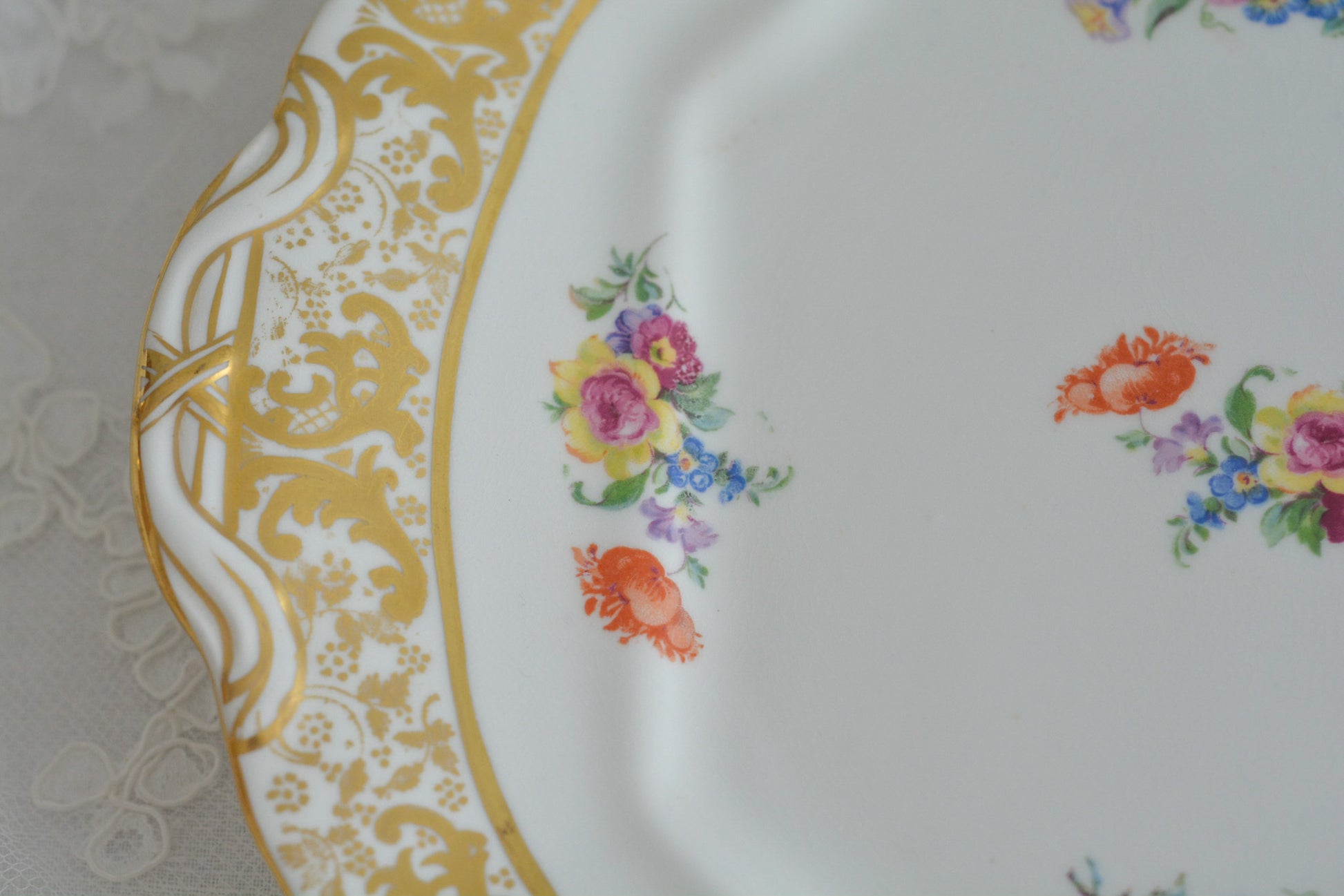 ハマースレイの豪華なティートリオとB&Bプレート。金彩の華やかな模様にブーケ柄のプリントが映えます。ハマースレイらしい優美なシェイプで、ティータイムに花を添えてくれるデザインです。それぞれ状態が異なりますので、プルダウンよりお選びください。ティートリオの④〜⑥はカップにヒビがあり、水漏れするため観賞用としてお勧めします。プレートはそれぞれお使いいただけます。