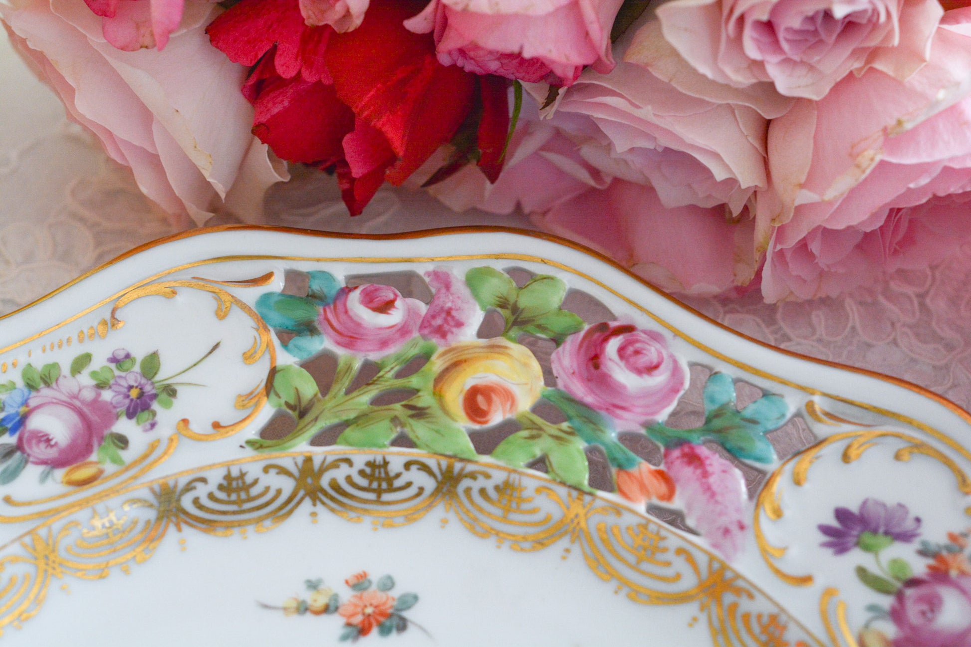 ブルーのリボンにお花いっぱいのバスケットが丁寧に描かれて、透かし模様の花々も大変美しいプレート。カール・ティーメのハンドペイント技術の素晴らしさが良くわかります。華やかで可憐なプレートでティータイムをお楽しみいただけましたらとても嬉しく思います。キャビネットに飾っておいてもお部屋が華やぎます。