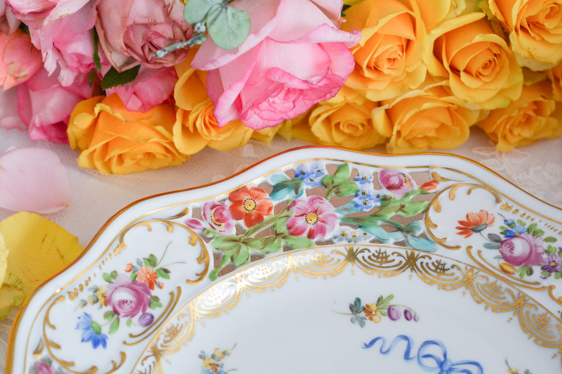 ブルーのリボンにお花いっぱいのバスケットが丁寧に描かれて、透かし模様の花々も大変美しいプレート。カール・ティーメのハンドペイント技術の素晴らしさが良くわかります。華やかで可憐なプレートでティータイムをお楽しみいただけましたらとても嬉しく思います。キャビネットに飾っておいてもお部屋が華やぎます。