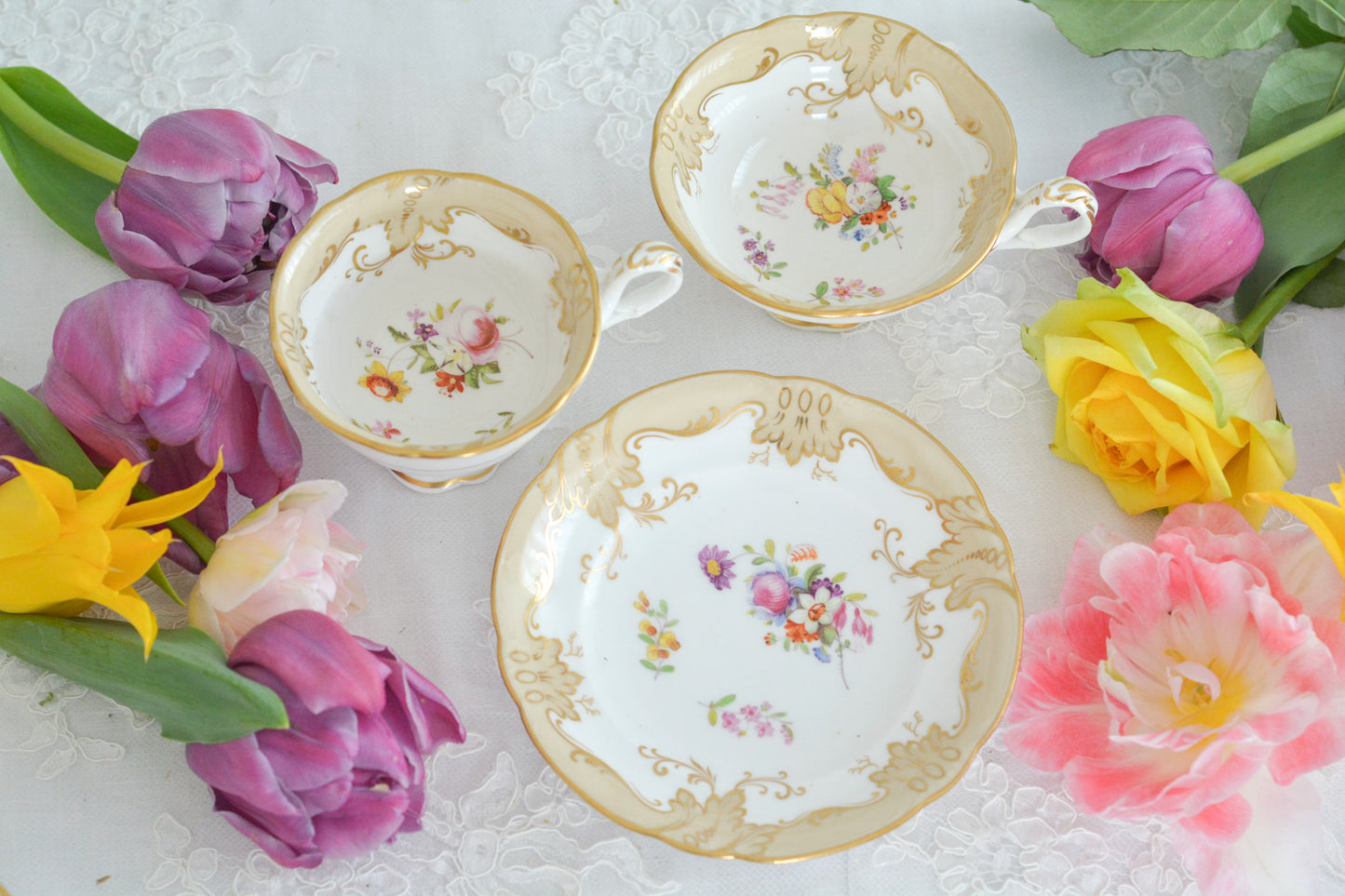 リッジウェイの優雅なトゥルートリオです。ハンドルがとても可愛らしく、ハンドペイントで描かれたお花達も生き生きと描かれています。トゥルートリオは、ティーカップ、コーヒーカップ、ソーサーのセットでヴィクトリア時代の初期頃まではトリオといえばこちらが主流でした。今ではとても貴重になっています。紅茶もコーヒーも楽しめるのがいいですね。