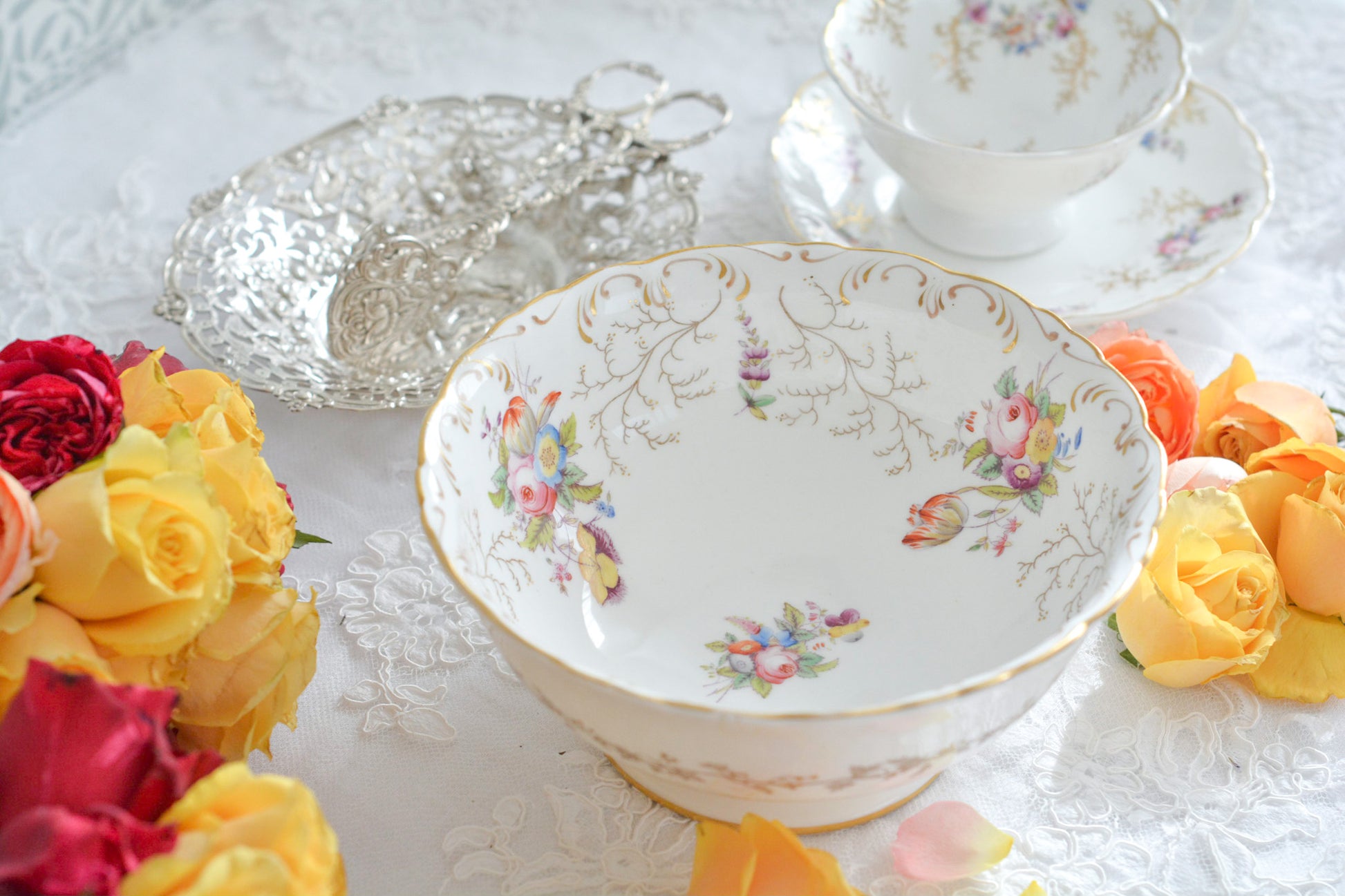 コールポートの花々と宿木?の描かれたプレートです。私は宿木シリーズと呼んでおります。ハンドペイントで生き生きと描かれたお花と、繊細で丁寧に描かれた金彩の宿木がコールポートらしく上品です。華やかでクリスマスにもぴったりな雰囲気ですね。スロップボウルは、元々はティータイムの際に湯こぼしの器として使われてきました。サラダなどを盛り付けても素敵です。