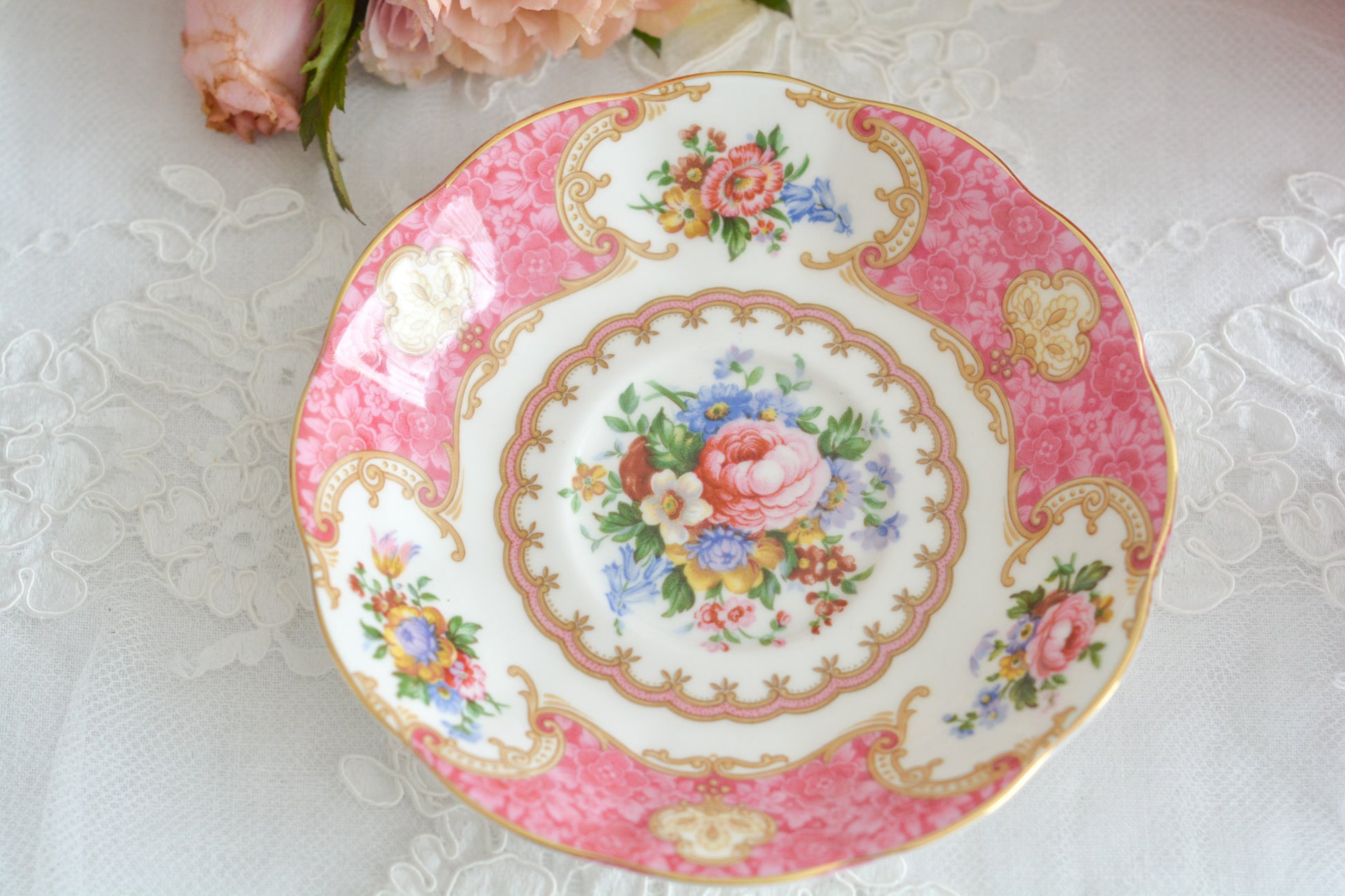 ロイヤルアルバートの人気シリーズ、レディカーライルのカップ&ソーサーです。大輪のバラに花々とスクロール模様の金彩で彩られた、ロココスタイルの大変豪華で美しいシリーズです。 ピンクカラーがティータイムを華やかに盛り上げてくれます。こちらはデュオでどれもとても良い状態です。全部で4客ございます。