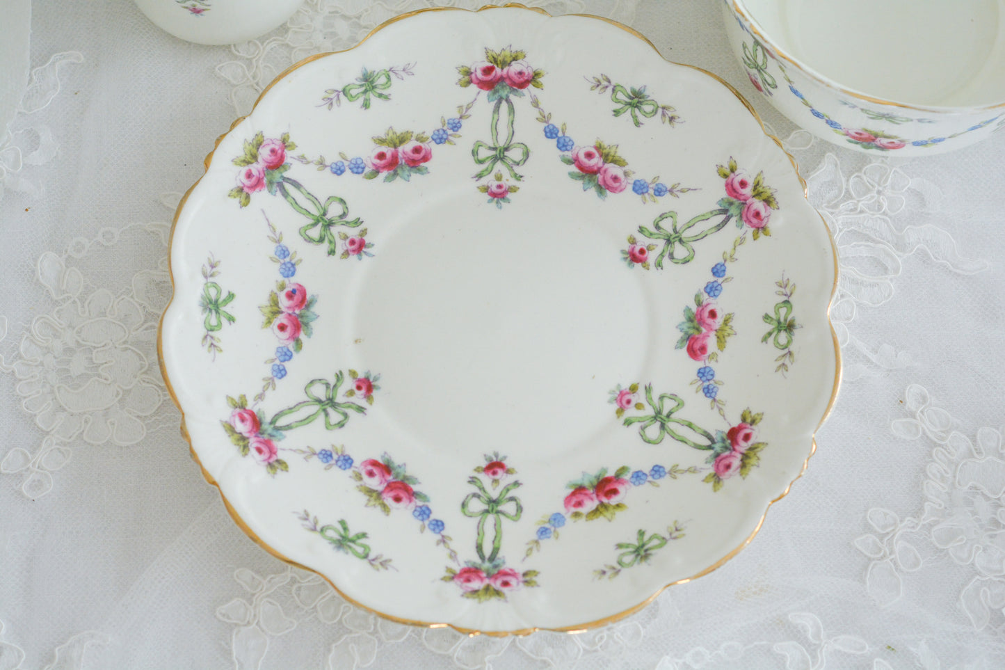 コリンウッドのリボンにバラのガーランドがとっても可愛らしいティートリオ、ミルクジャグ、スロップボウル、デザートプレートがやってきました!ハンドペイントで色つけされたバラやリボンを眺めているだけで気持ちが上向きになる可愛らしさです。ぜひ春のティータイムに。プルダウンから、単品ご選択頂けます