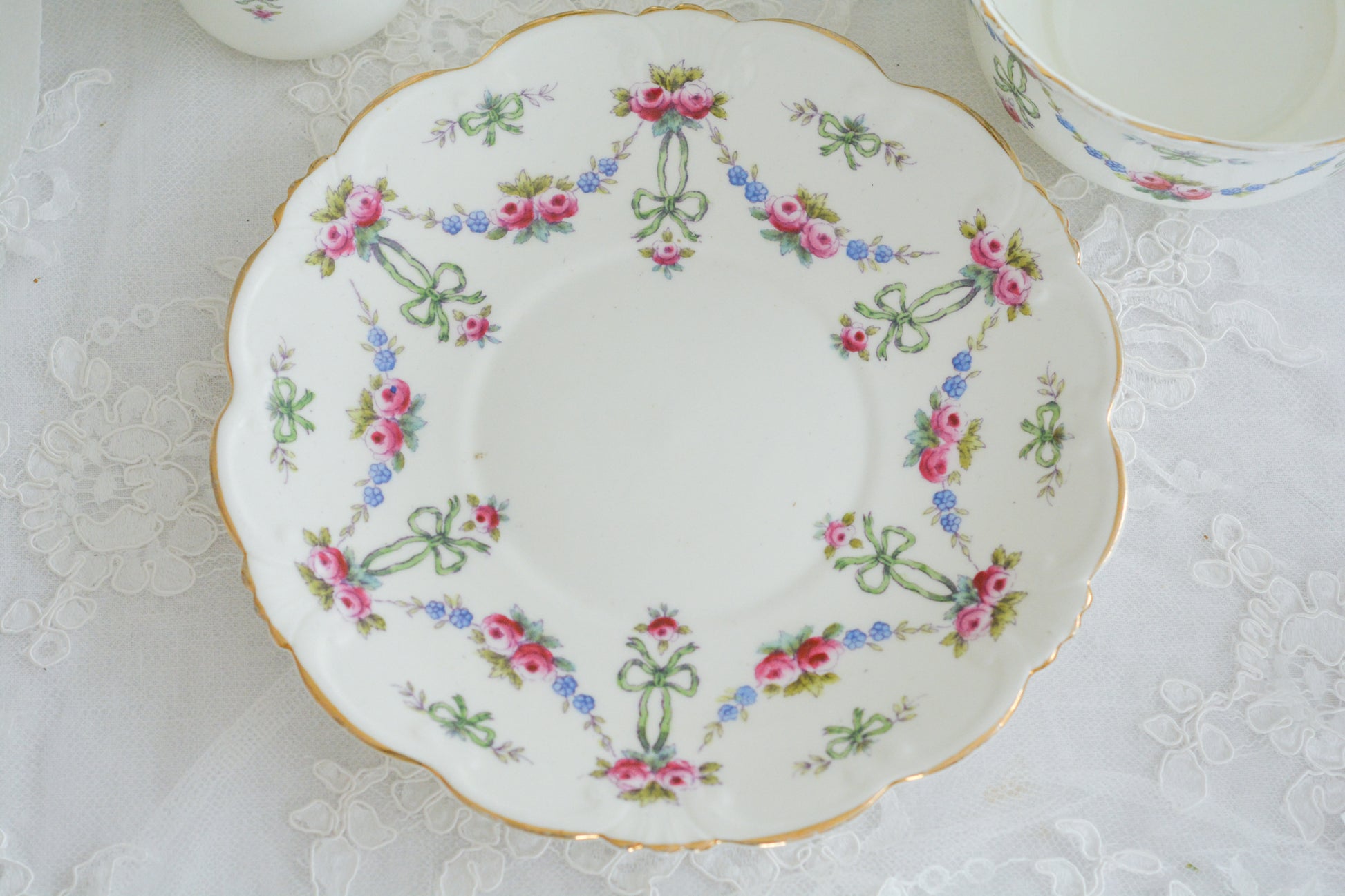 コリンウッドのリボンにバラのガーランドがとっても可愛らしいティートリオ、ミルクジャグ、スロップボウル、デザートプレートがやってきました!ハンドペイントで色つけされたバラやリボンを眺めているだけで気持ちが上向きになる可愛らしさです。ぜひ春のティータイムに。プルダウンから、単品ご選択頂けます