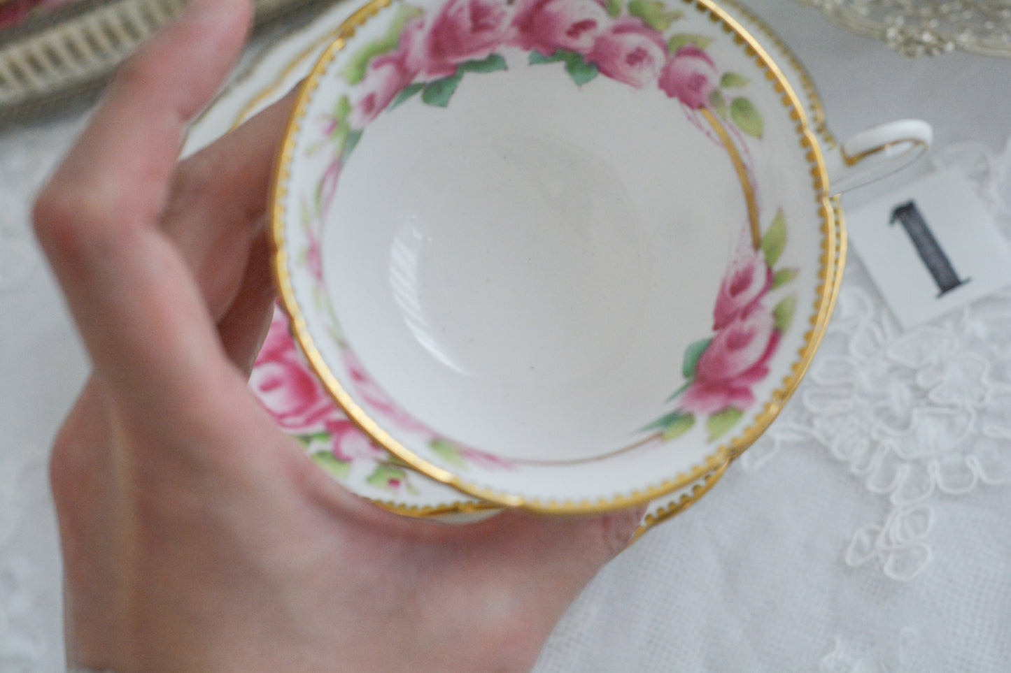 シェリーの美しいティートリオがやってきました。ハンドペイントで描かれたバラが大変華やかです。やはりハンドペイントは立体感があり美しいなと思います。ハンドルも凝った作りで細部まで美しい。春のティータイムのテーブルコーディネートに花を添えてくれますよ。イースターのコーディネートにもぜひ。