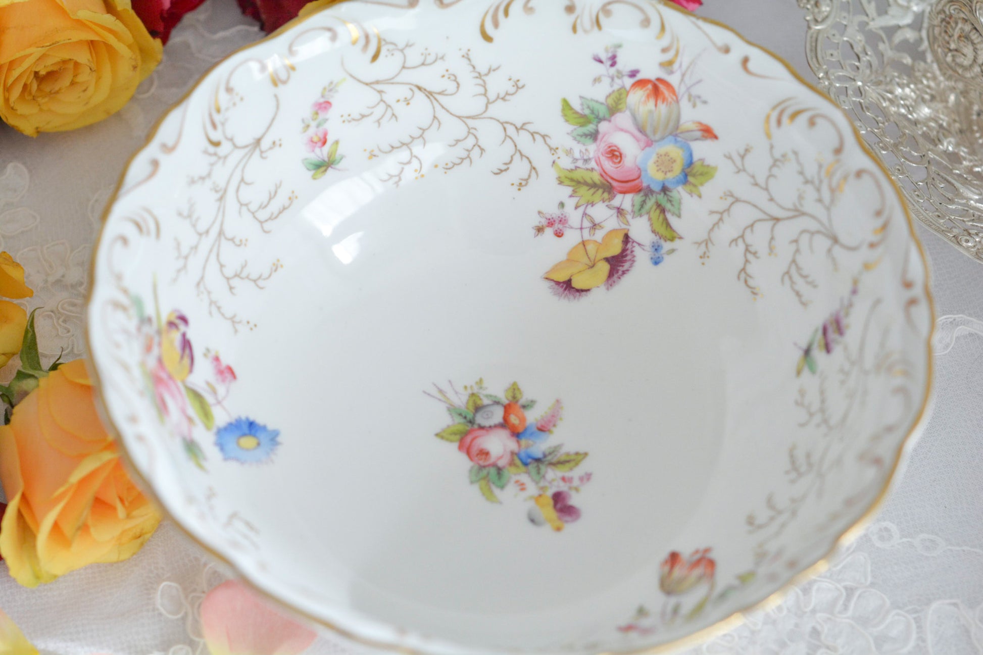 コールポートの花々と宿木?の描かれたプレートです。私は宿木シリーズと呼んでおります。ハンドペイントで生き生きと描かれたお花と、繊細で丁寧に描かれた金彩の宿木がコールポートらしく上品です。華やかでクリスマスにもぴったりな雰囲気ですね。スロップボウルは、元々はティータイムの際に湯こぼしの器として使われてきました。サラダなどを盛り付けても素敵です。