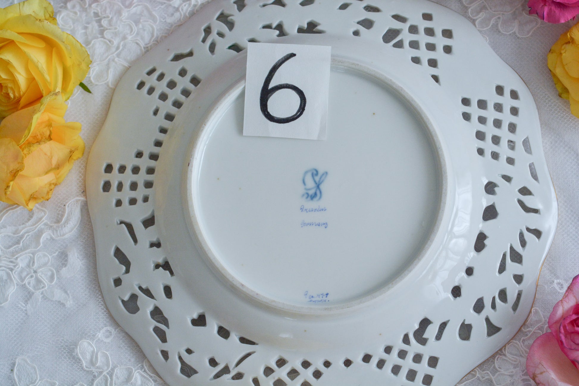 オーストリアの「国の母」とたたえられたハプスブルグ家の女帝「マリア・テレジア」。のちにフランス国王ルイ16世に嫁いだマリー・アントワネットの母でもあります。その名前にふさわしく、また、ウィーンの煌びやかな芸術や宮殿を思わせるような華やかで美しい世界観のプレートです。カール・ティーメの素晴らしいハンドペイントの絵付けをお楽しみください。