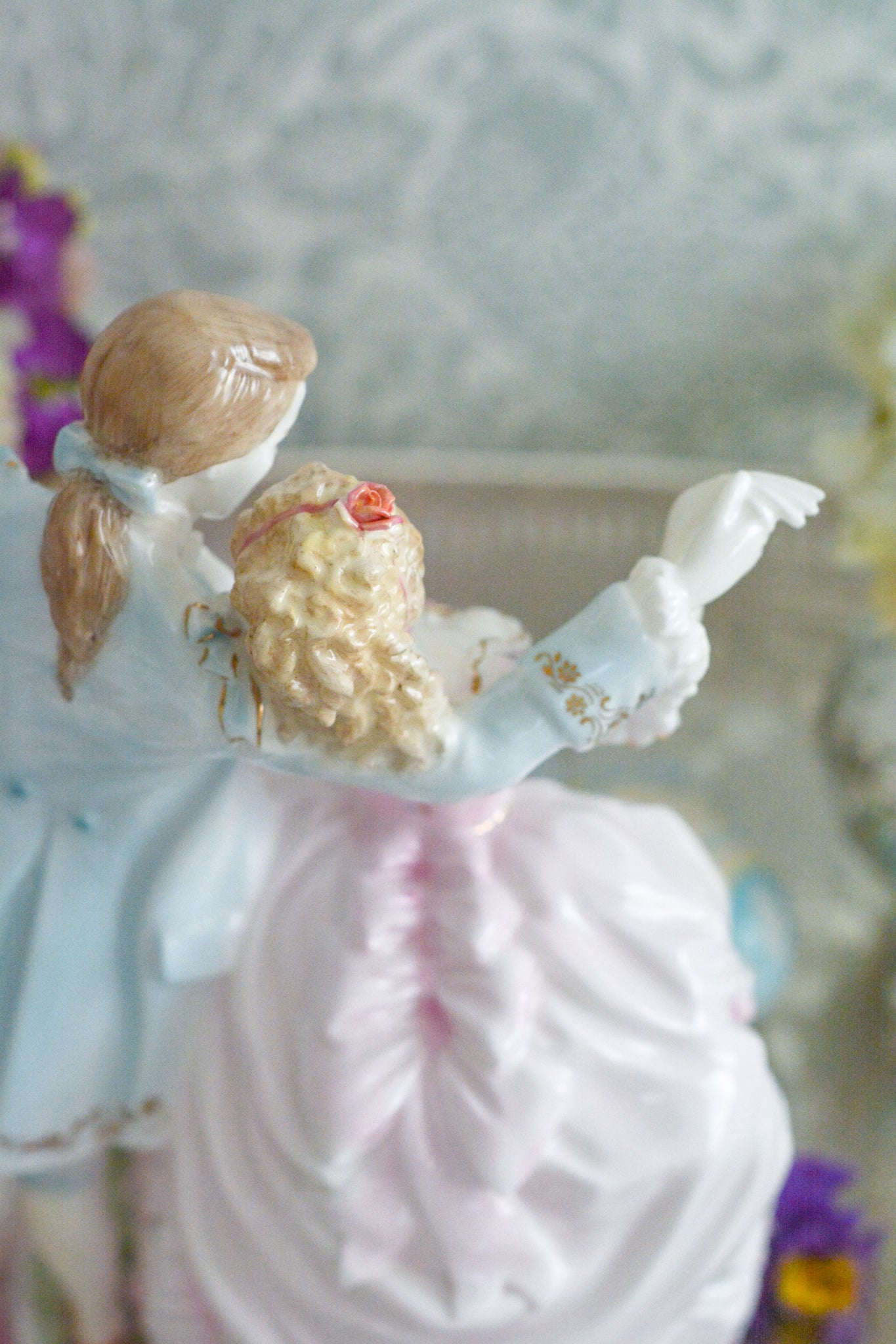 ロイヤルウースターの「AGE  OF CORTSHIP」シリーズの「The Flirtation」というフィギュリンです。「The Flirtation」「The Tryst」「The Betrothal」「The Proposal」があり、シリーズ名の通り、男女ペアのフィギュリンで構成されています。 寄り添ってダンスしているようにも見えます。 そしてパステルカラーの衣装の雰囲気やお顔の表情も柔らかく、初々しい様子も伝わってきます。2500体しか製造されていない大変貴重なフィギュリンです。