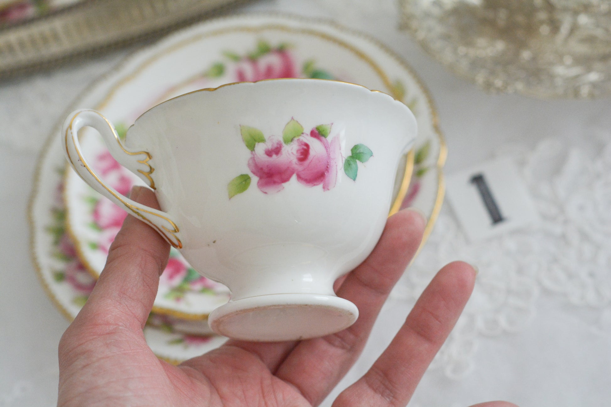 シェリーの美しいティートリオがやってきました。ハンドペイントで描かれたバラが大変華やかです。やはりハンドペイントは立体感があり美しいなと思います。ハンドルも凝った作りで細部まで美しい。春のティータイムのテーブルコーディネートに花を添えてくれますよ。イースターのコーディネートにもぜひ。