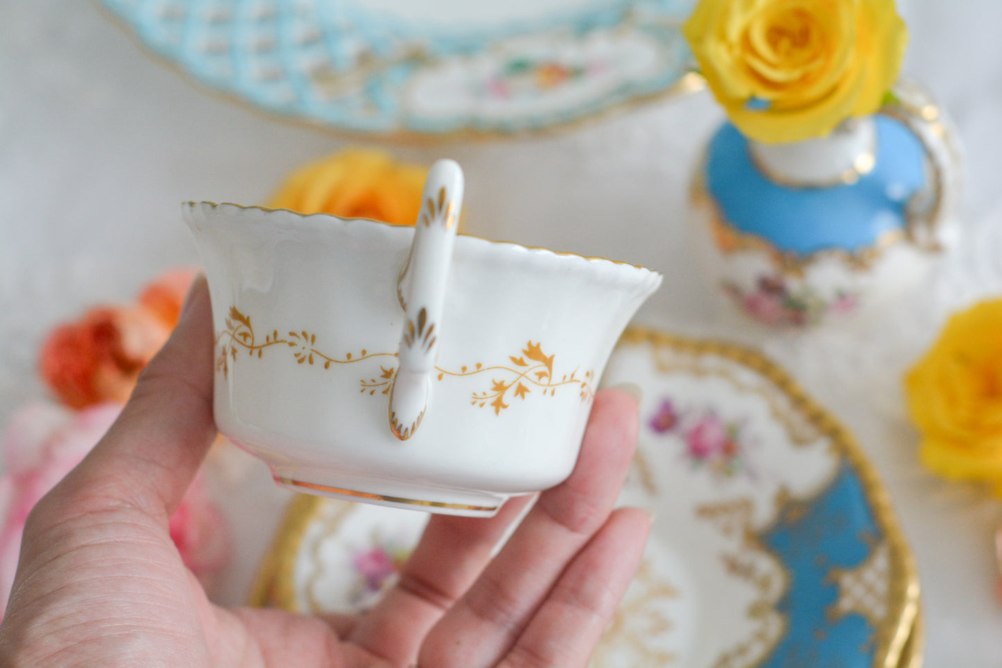 英国アンティーク、コールポートの代表作馬ットウィングシリーズの幻のカラーと言われるターコイズブルーのティートリオ。キラキラと宝石のように輝く美しいカップです。