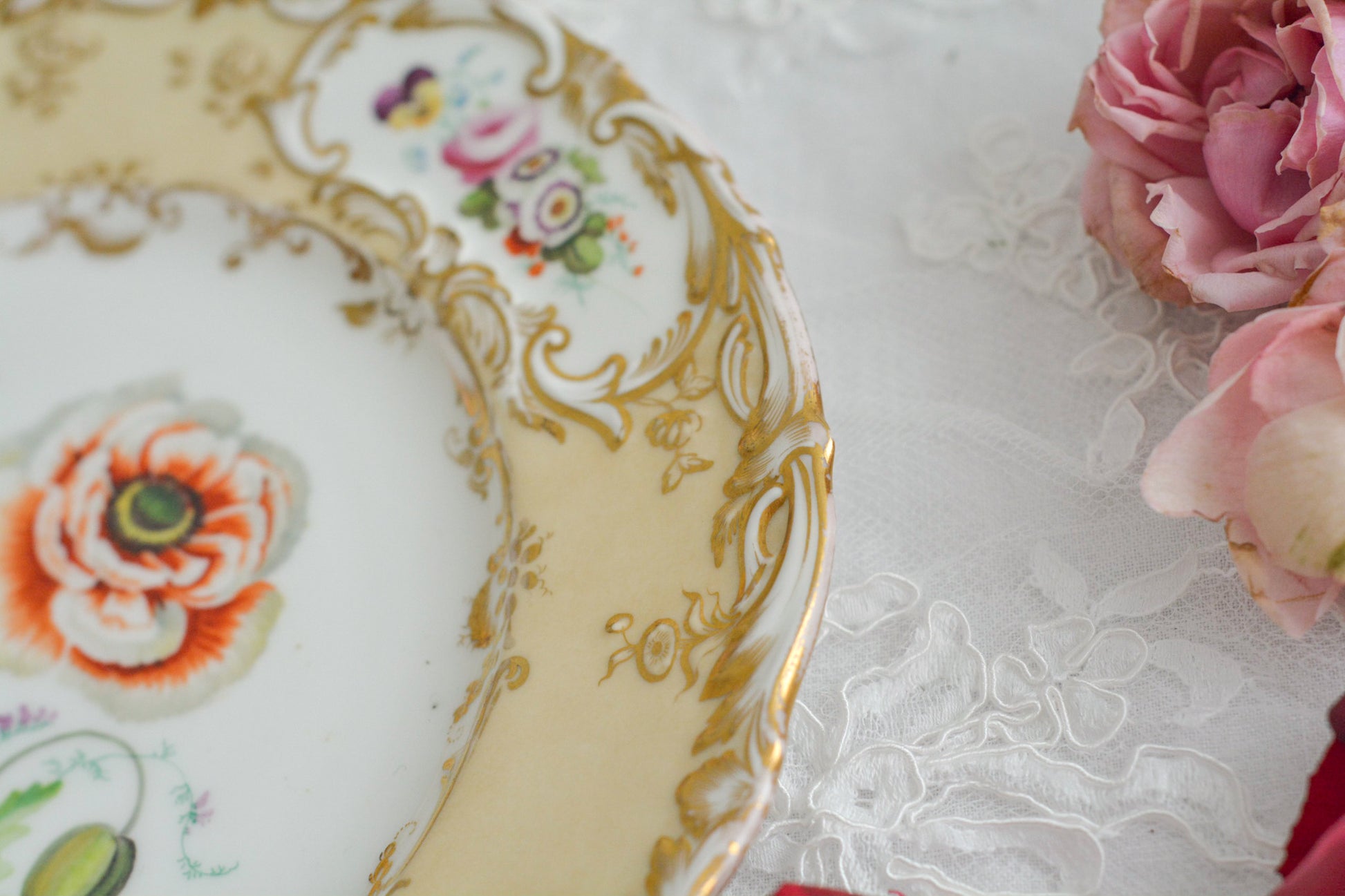 1830年代ごろに作られたキャビネットプレート。中央には大きなアネモネがハンドペイントで写実的に描かれています。装飾もロココリバイバルスタイルの豪華な模様が描かれていて、とても華やかなお品です。キャビネットプレートとして飾っていただいても、サービングプレートやランチョンプレートとしてお使いいただいても素敵だと思います。