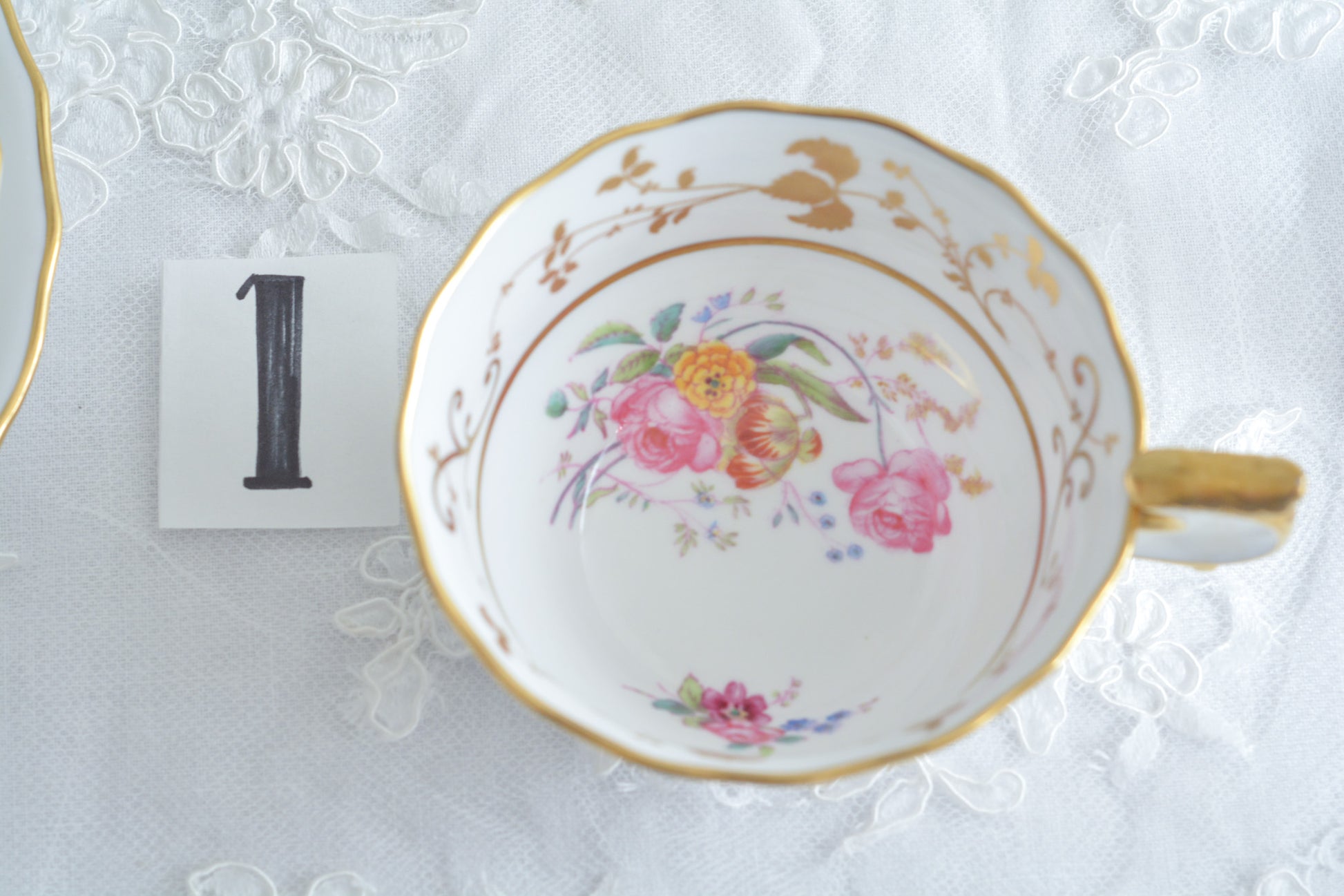 スポードの洗練されたデザインに、ハンドペイントで描かれた花々が大変美しいティートリオです。現代のテーブルにもマッチし、華やかにしてくれます。お花はハンドペイントで描かれているため一つ一つ違い、並べるとそれぞれのお花を見ることができてお話も盛り上がりそうです。