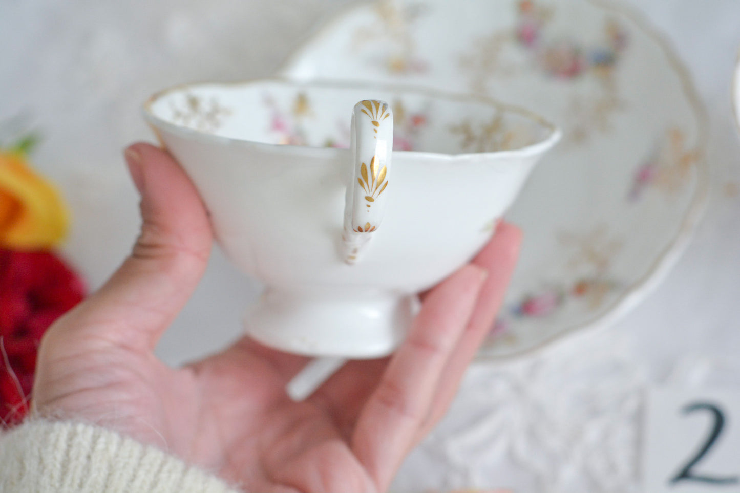 コールポートの花々と宿木?の描かれたプレートです。私は宿木シリーズと呼んでおります。こちらは見が描かれていないので、他の木や珊瑚のようにも見えます。金彩部分もハンドペイントで描かれていて、コールポートらしい上品なお品となっております。華やかでクリスマスにもぴったりな雰囲気です。