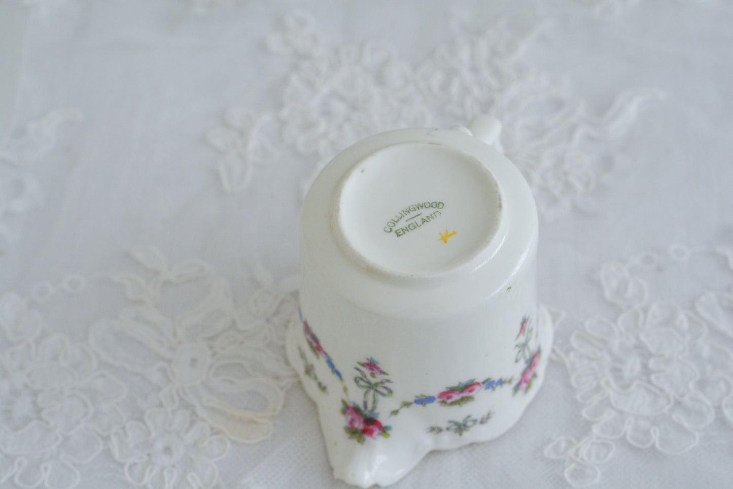 コリンウッドのリボンにバラのガーランドがとっても可愛らしいティートリオ、ミルクジャグ、スロップボウル、デザートプレートがやってきました!ハンドペイントで色つけされたバラやリボンを眺めているだけで気持ちが上向きになる可愛らしさです。ぜひ春のティータイムに。プルダウンから、単品ご選択頂けます