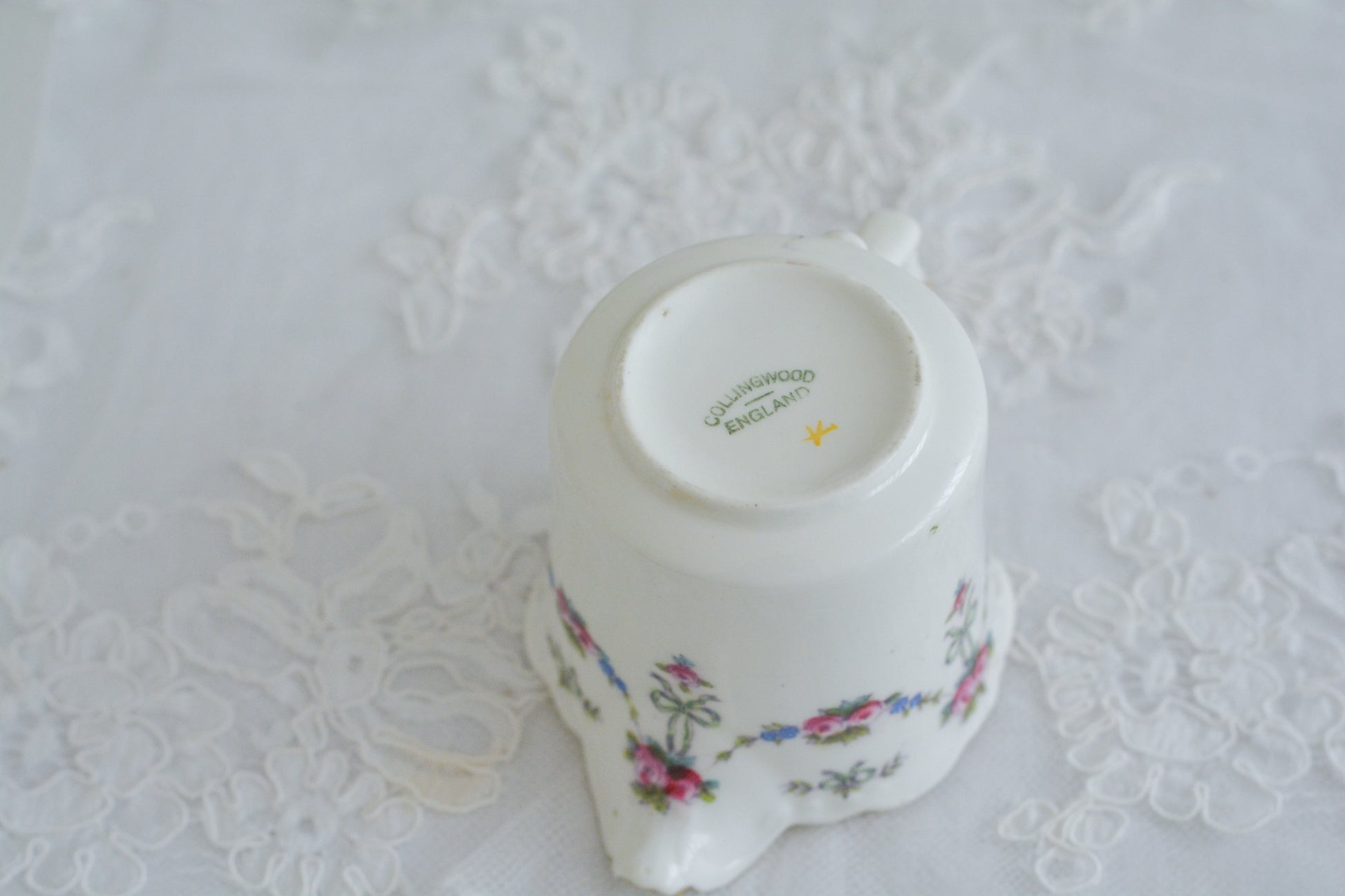 コリンウッドのリボンにバラのガーランドがとっても可愛らしいティートリオ、ミルクジャグ、スロップボウル、デザートプレートがやってきました!ハンドペイントで色つけされたバラやリボンを眺めているだけで気持ちが上向きになる可愛らしさです。ぜひ春のティータイムに。プルダウンから、単品ご選択頂けます