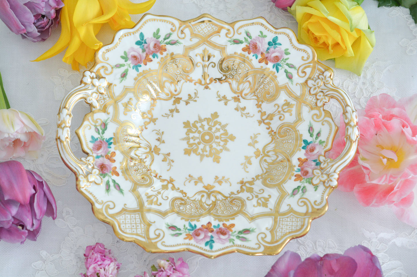 リッジウェイのフォリエージシェイプ(Foliage Shape)のB&Bプレート。B&Bとはブレッド&バターの略です。パンはもちろん、お菓子を盛り付けたりフルーツを盛り付けたり活躍してくれます。ハンドル部分には葉っぱの模様がついていてとても可愛らしいシェイプです。フォリエージシェイプもさまざまな絵柄やカラーがあります。こちらもリッジウェイらしい、力強く、豪華な作品で、とても存在感があります。プレートは本当に見つけるのが困難で、今回当店で初めて入荷が叶いました!リッジウェイのお品は白磁もとてもしっかりとした作りになっており、状態も良いです。
