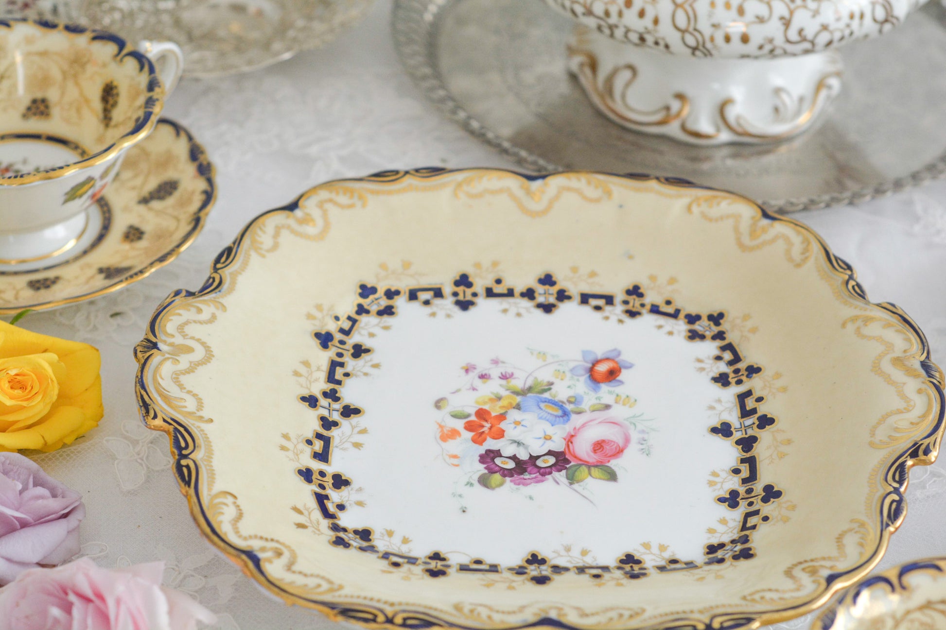 コールポートのアデレードシェイプのB&Bプレートです。ロココリバイバルの優雅なデザインが美しいです。ハンドペイントで描かれたブーケも大きく存在感もあり、ブーケを囲むコバルトブルーの模様もとっても可愛らしく、ブーケを引き立てています。B&Bとはブレッド&バターのことで、パンをもりつけたり、焼き菓子やフルーツなど様々な用途にお使いいただけます。テーブルがパッと華やかになるプレートです。