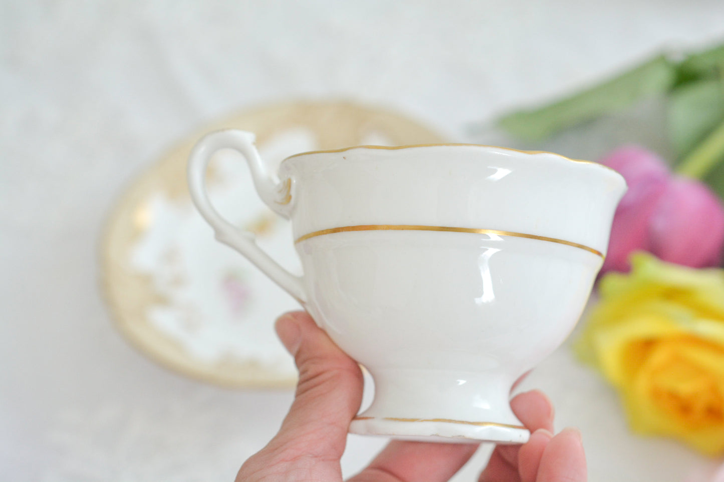 リッジウェイの優雅なトゥルートリオです。ハンドルがとても可愛らしく、ハンドペイントで描かれたお花達も生き生きと描かれています。トゥルートリオは、ティーカップ、コーヒーカップ、ソーサーのセットでヴィクトリア時代の初期頃まではトリオといえばこちらが主流でした。今ではとても貴重になっています。紅茶もコーヒーも楽しめるのがいいですね。