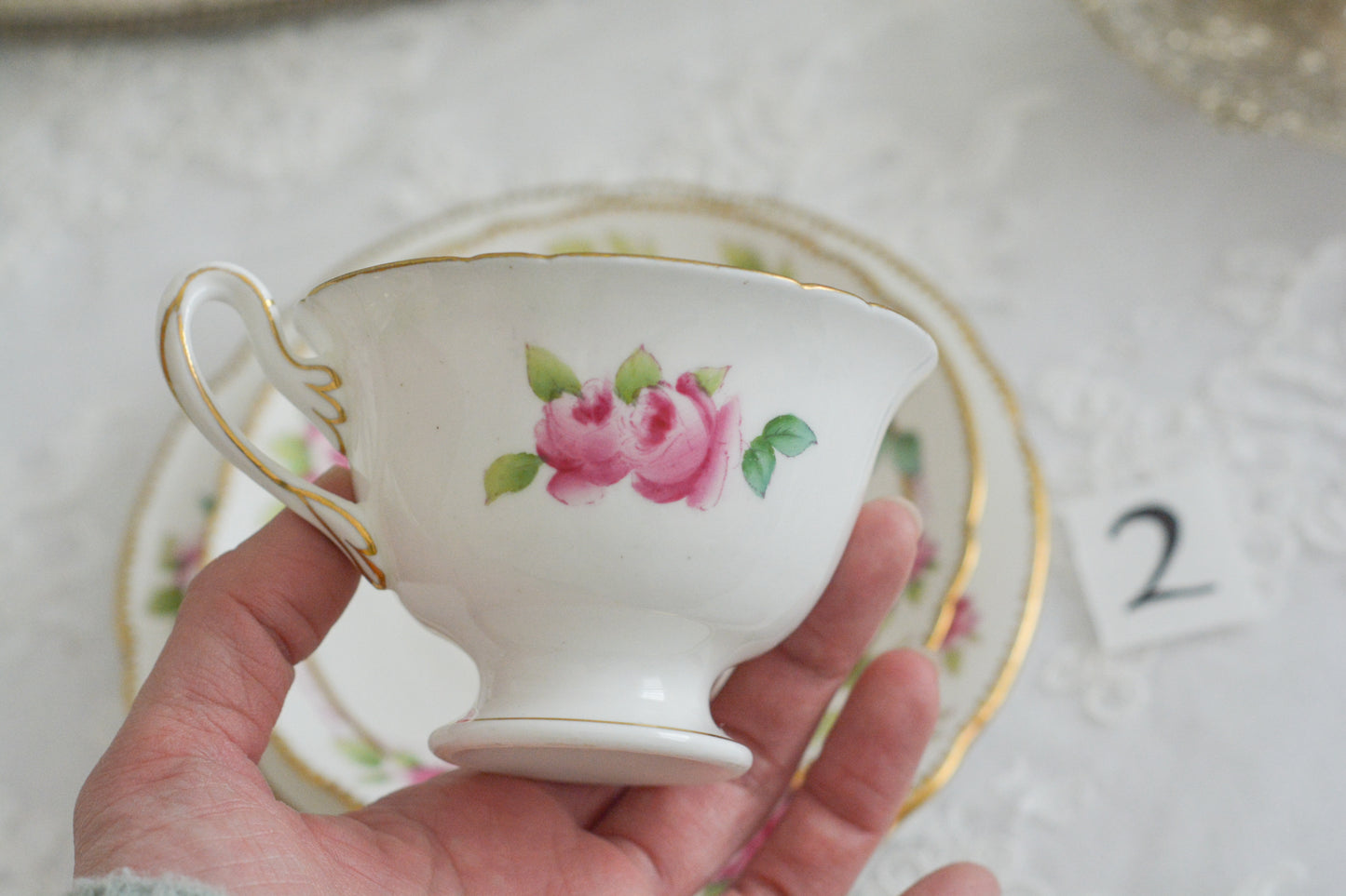 シェリーの美しいティートリオがやってきました。ハンドペイントで描かれたバラが大変華やかです。やはりハンドペイントは立体感があり美しいなと思います。ハンドルも凝った作りで細部まで美しい。春のティータイムのテーブルコーディネートに花を添えてくれますよ。イースターのコーディネートにもぜひ。