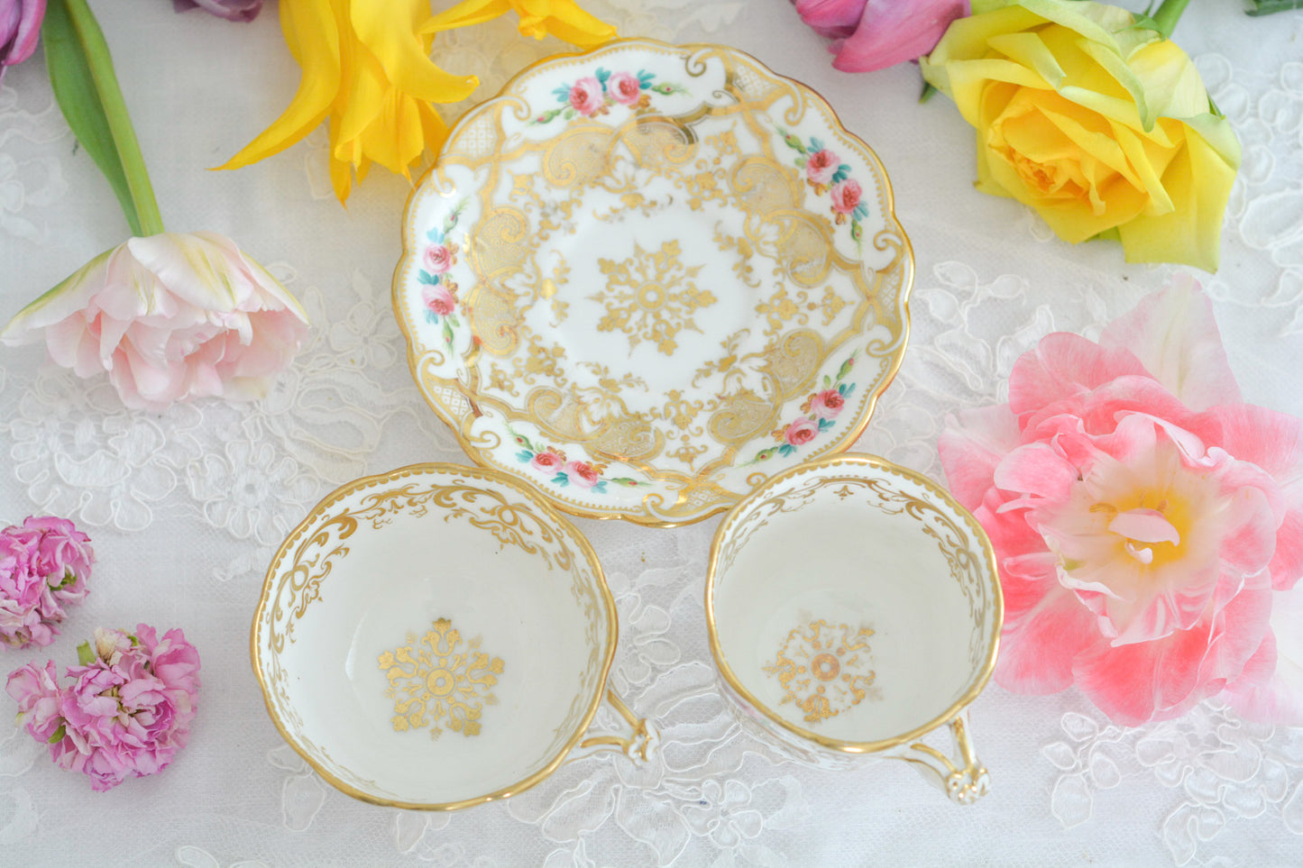 リッジウェイのフォリエージシェイプ(Foliage Shape)のトゥルートリオ。ハンドル部分には葉っぱの模様がついていてとても可愛らしいシェイプです。フォリエージシェイプもさまざまな絵柄やカラーがあります。こちらもリッジウェイらしい、力強く、豪華な作品で、とても存在感があります。トゥルートリオは、ティーカップ、コーヒーカップ、ソーサーのセットでヴィクトリア時代の初期頃まではトリオといえばこちらが主流でした。今ではとても貴重になっています。紅茶もコーヒーも楽しめるのがいいですね。