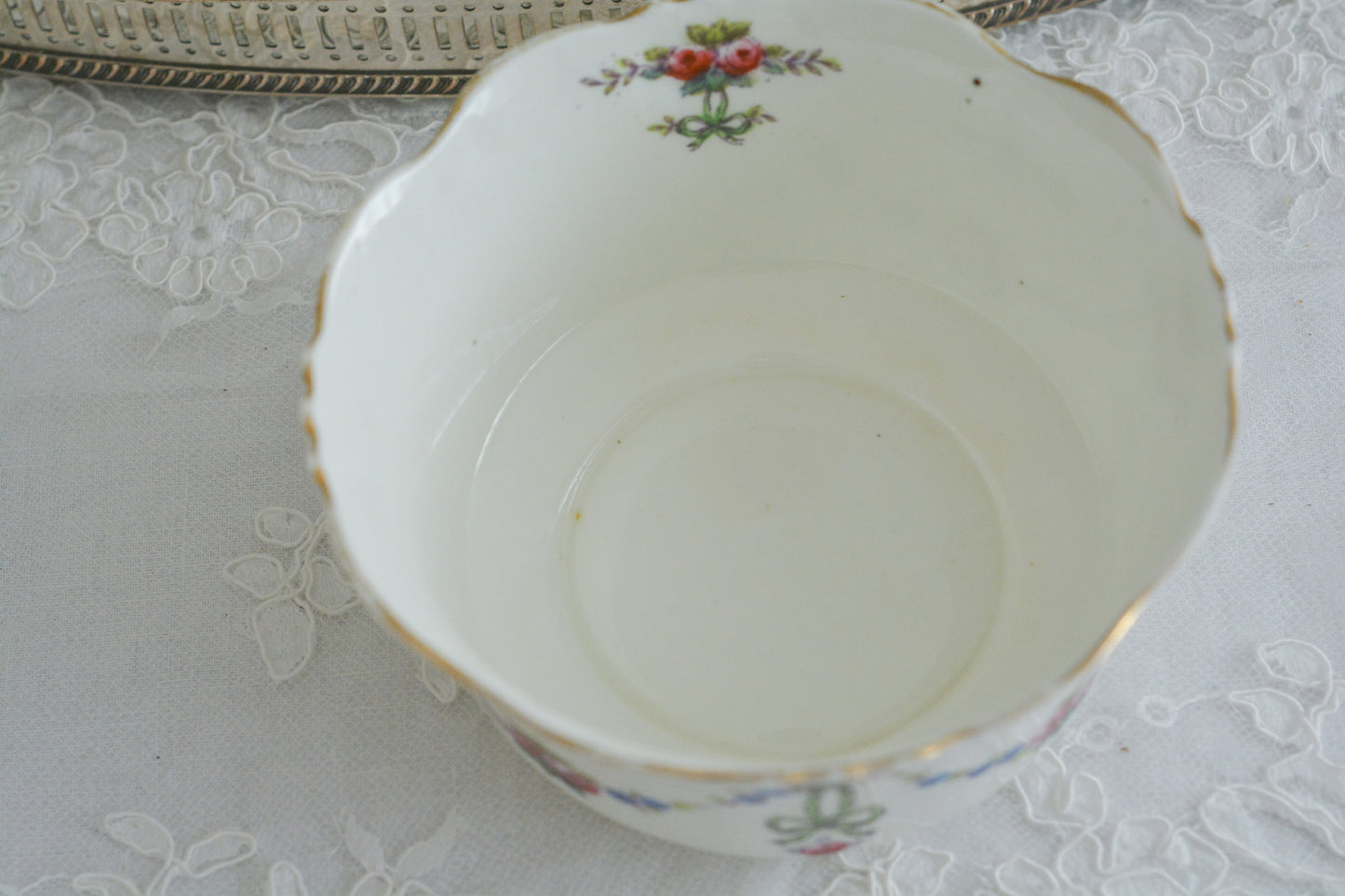 コリンウッドのリボンにバラのガーランドがとっても可愛らしいティートリオ、ミルクジャグ、スロップボウル、デザートプレートがやってきました!ハンドペイントで色つけされたバラやリボンを眺めているだけで気持ちが上向きになる可愛らしさです。ぜひ春のティータイムに。プルダウンから、単品ご選択頂けます