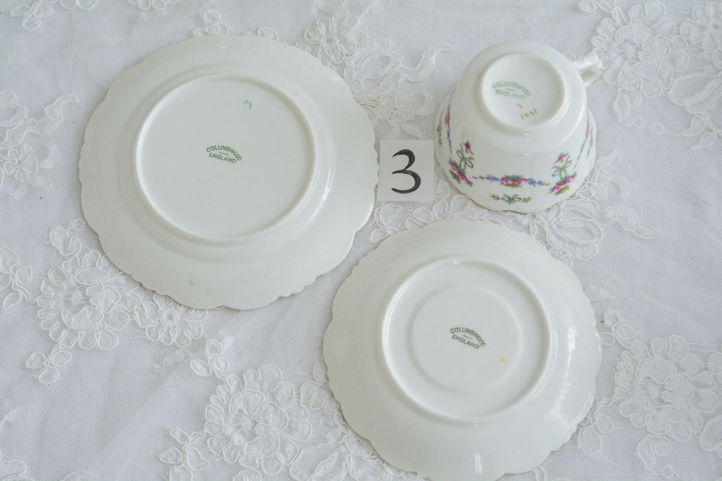 コリンウッドのリボンにバラのガーランドがとっても可愛らしいティートリオ、ミルクジャグ、スロップボウル、デザートプレートがやってきました!ハンドペイントで色つけされたバラやリボンを眺めているだけで気持ちが上向きになる可愛らしさです。ぜひ春のティータイムに。プルダウンから、単品ご選択頂けます
