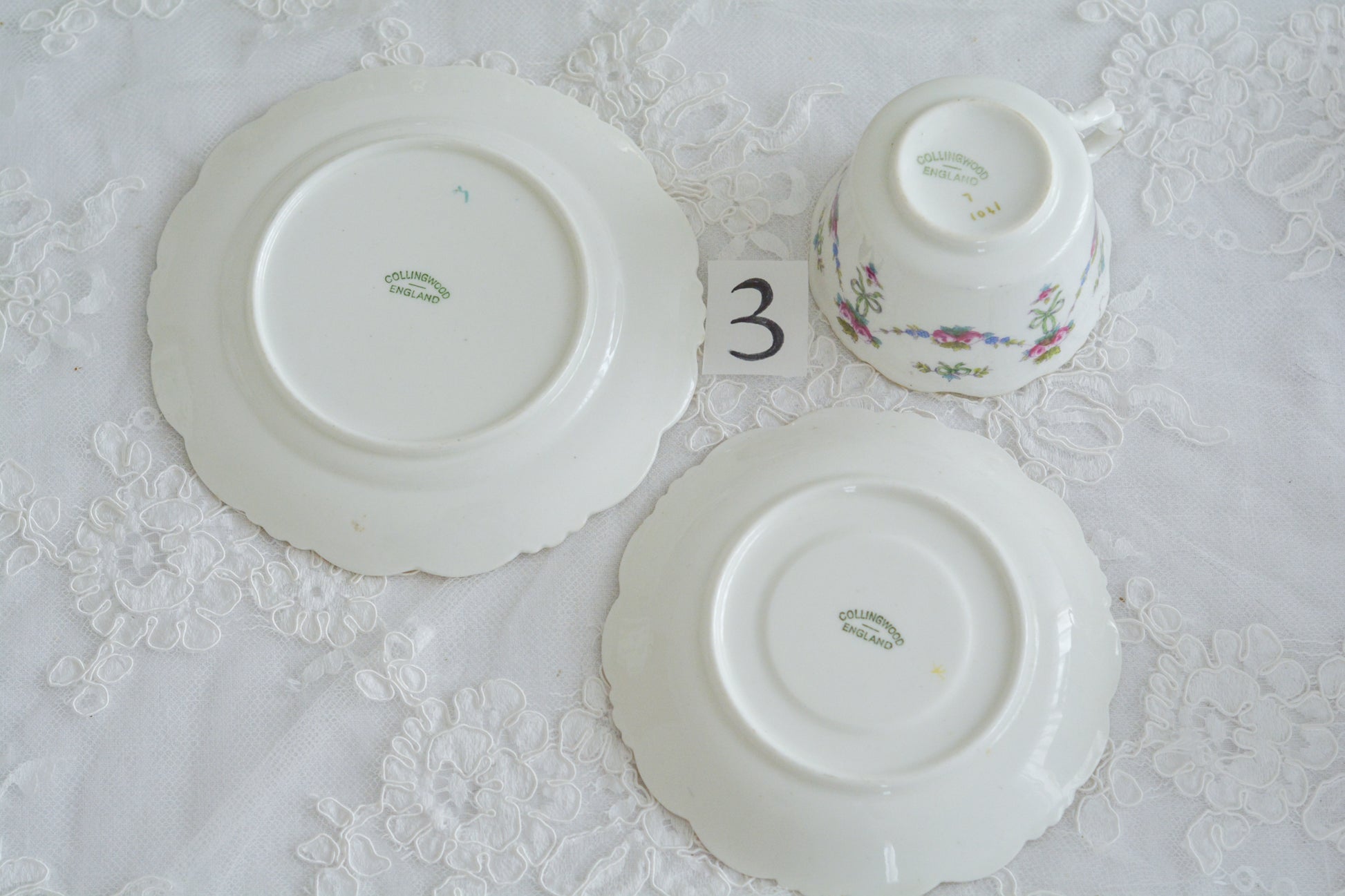 コリンウッドのリボンにバラのガーランドがとっても可愛らしいティートリオ、ミルクジャグ、スロップボウル、デザートプレートがやってきました!ハンドペイントで色つけされたバラやリボンを眺めているだけで気持ちが上向きになる可愛らしさです。ぜひ春のティータイムに。プルダウンから、単品ご選択頂けます